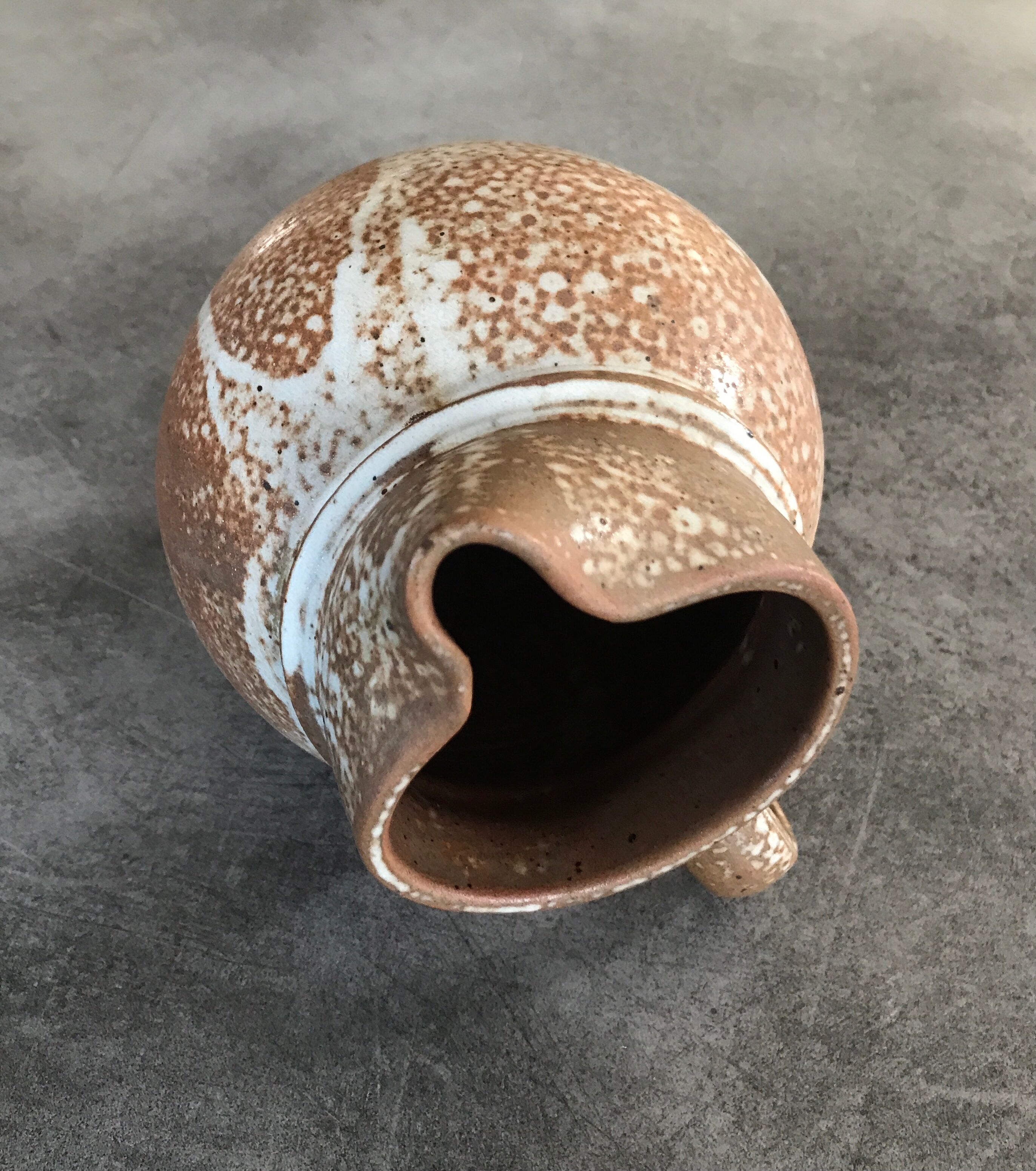 Pitcher in brown sandstone with effect of dripping and white speckling