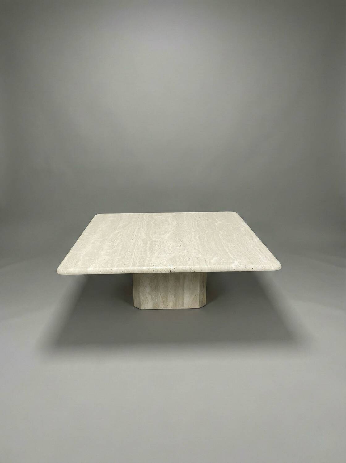 Table basse carrée de Claude Berraldacci.