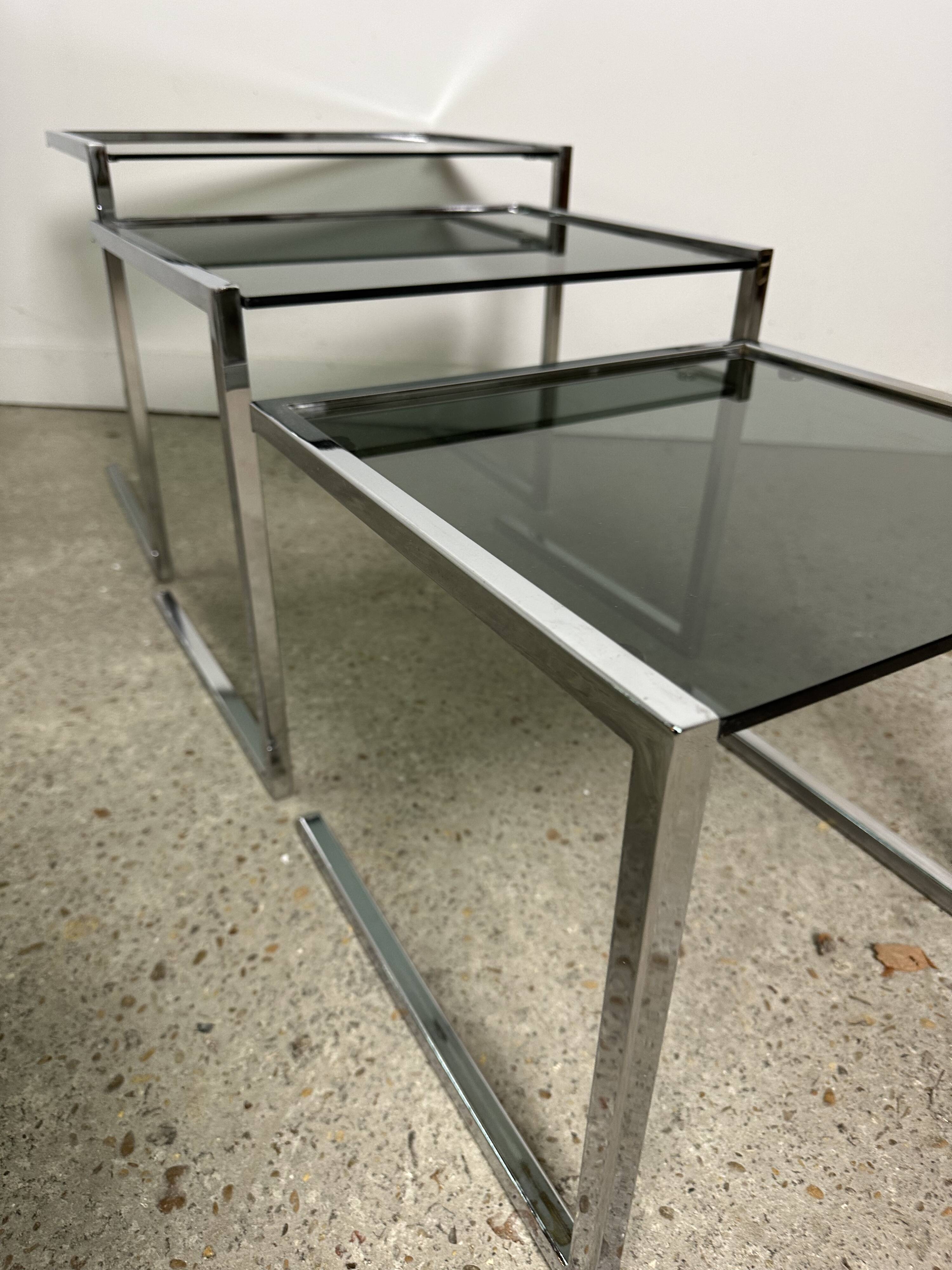 Nesting table in chrome metal and smoked glass 1980