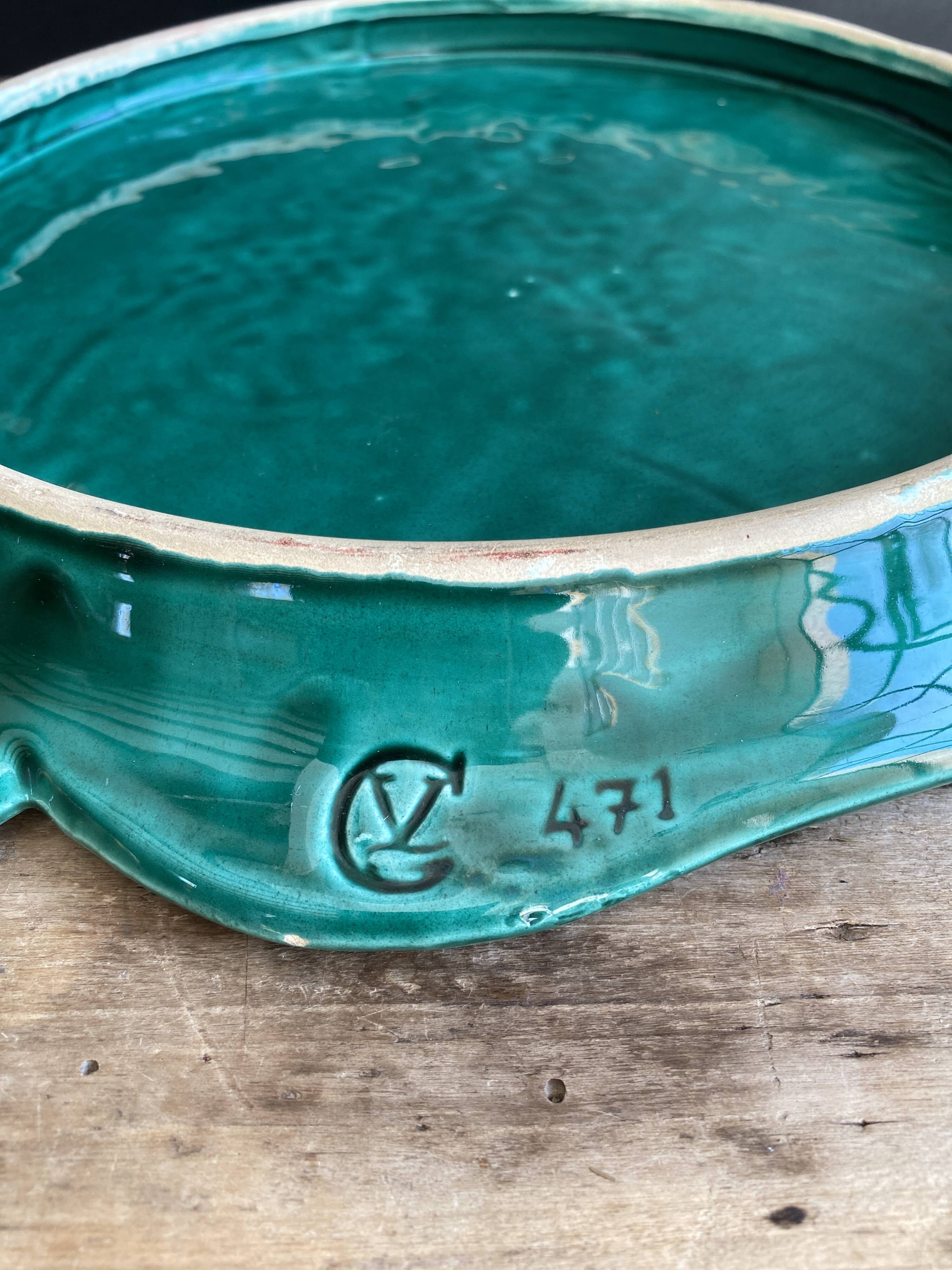 Vintage ceramic pie dish – Signed C.V. 471