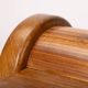 Table basse en bois avec un design géométrique
