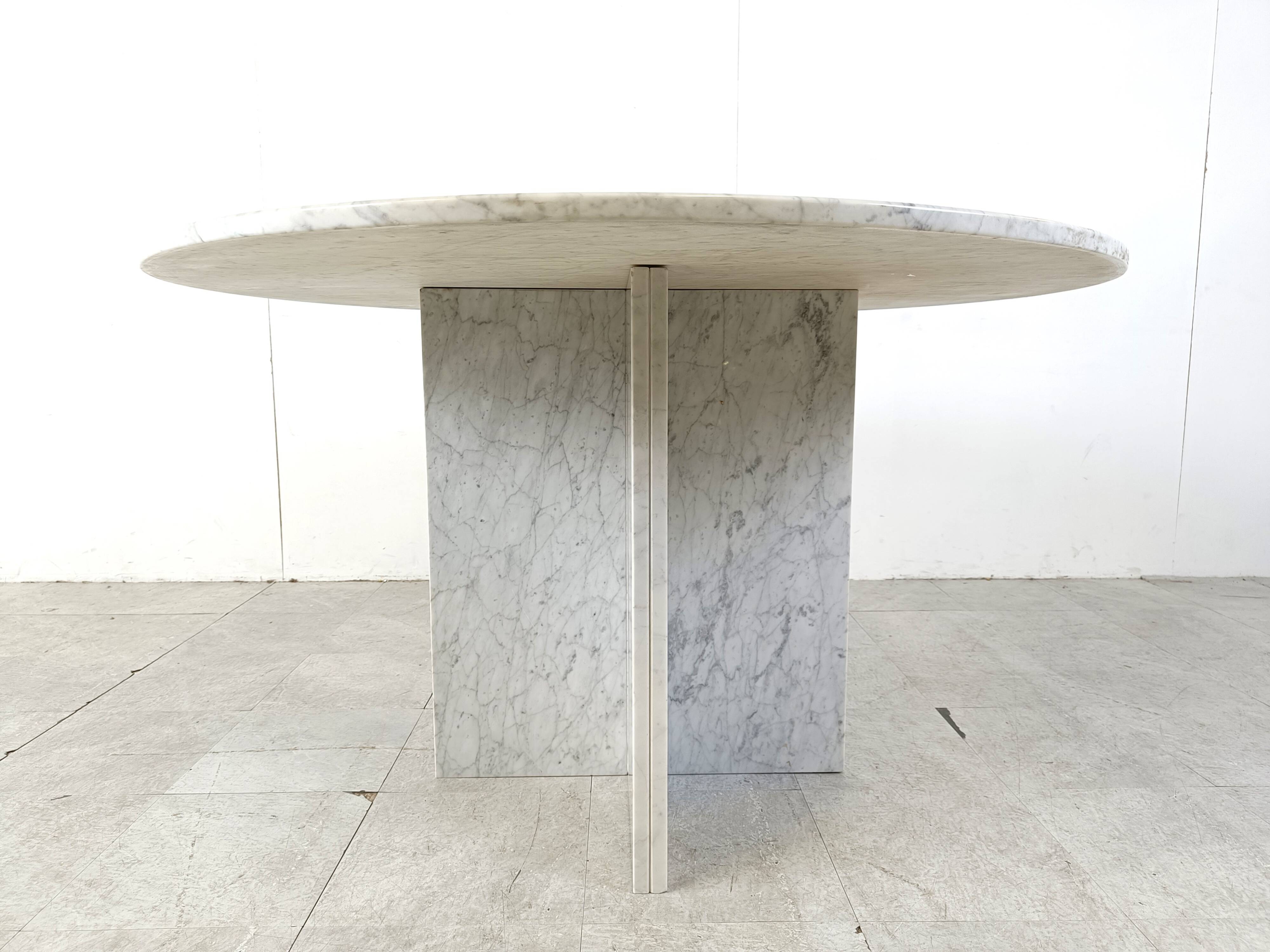 Vintage round White marble dining table 1970s
