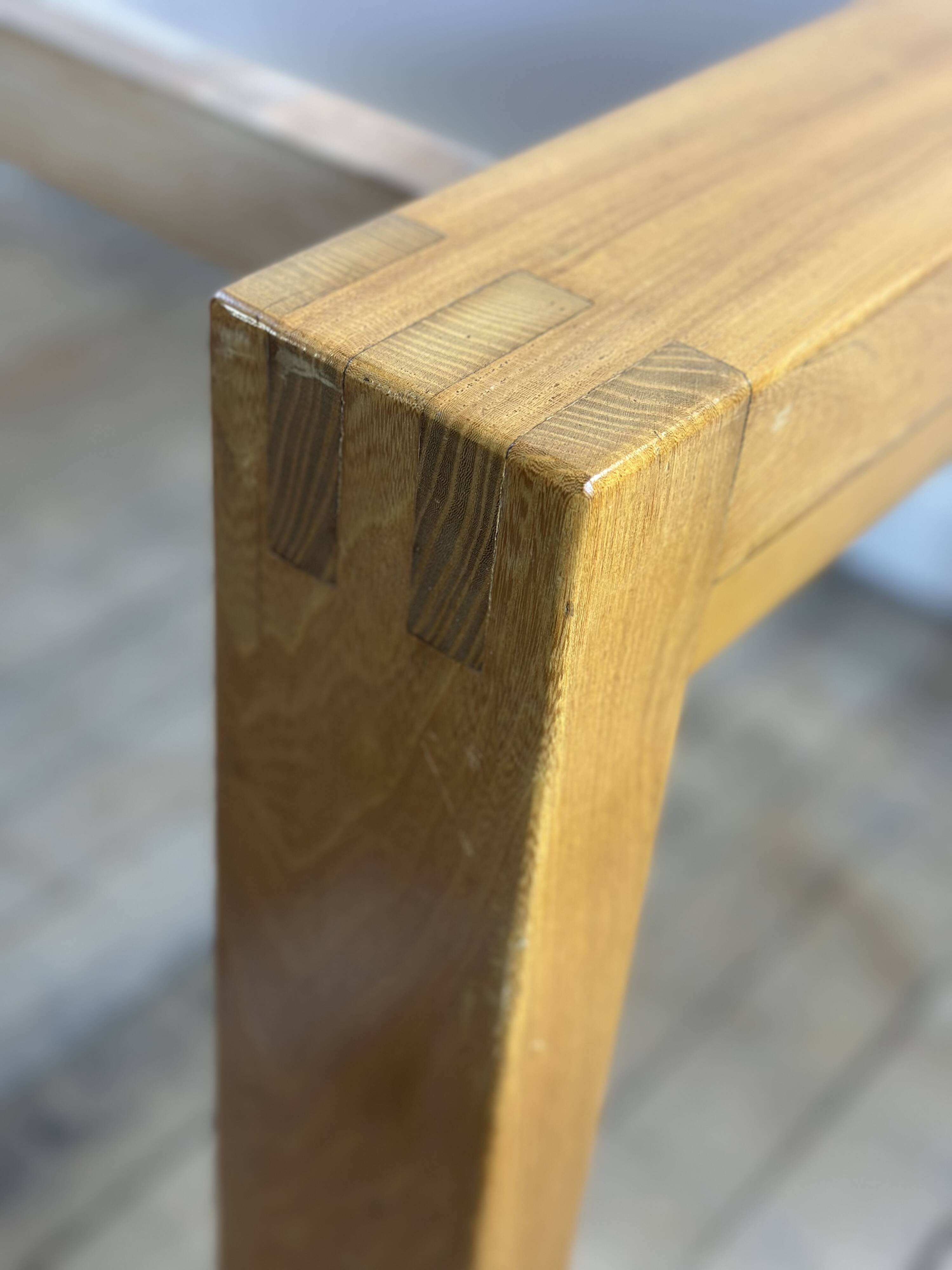 Extendable table in solid oiled elm by maison regain 1970