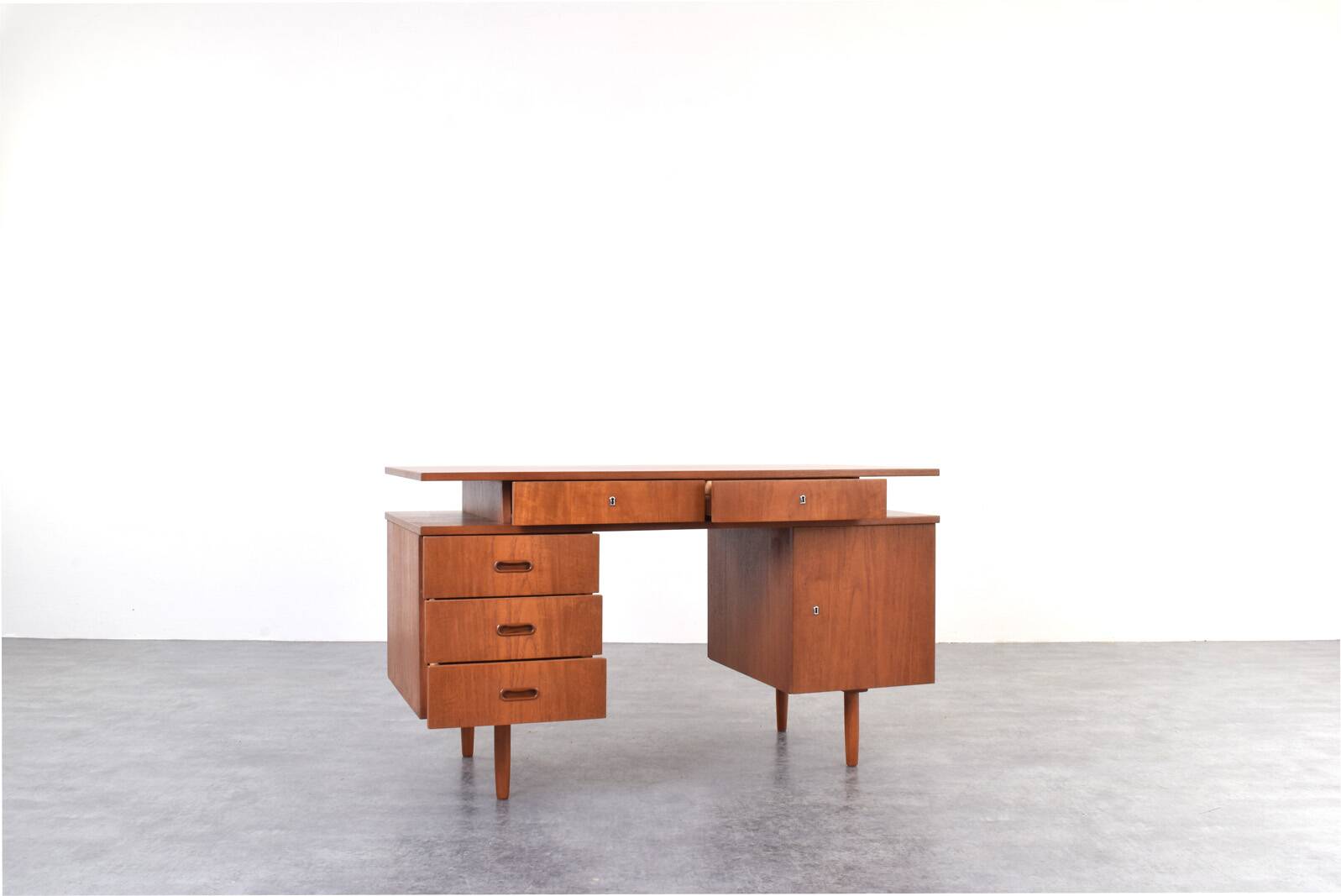 Bureau en teck des années 1960.