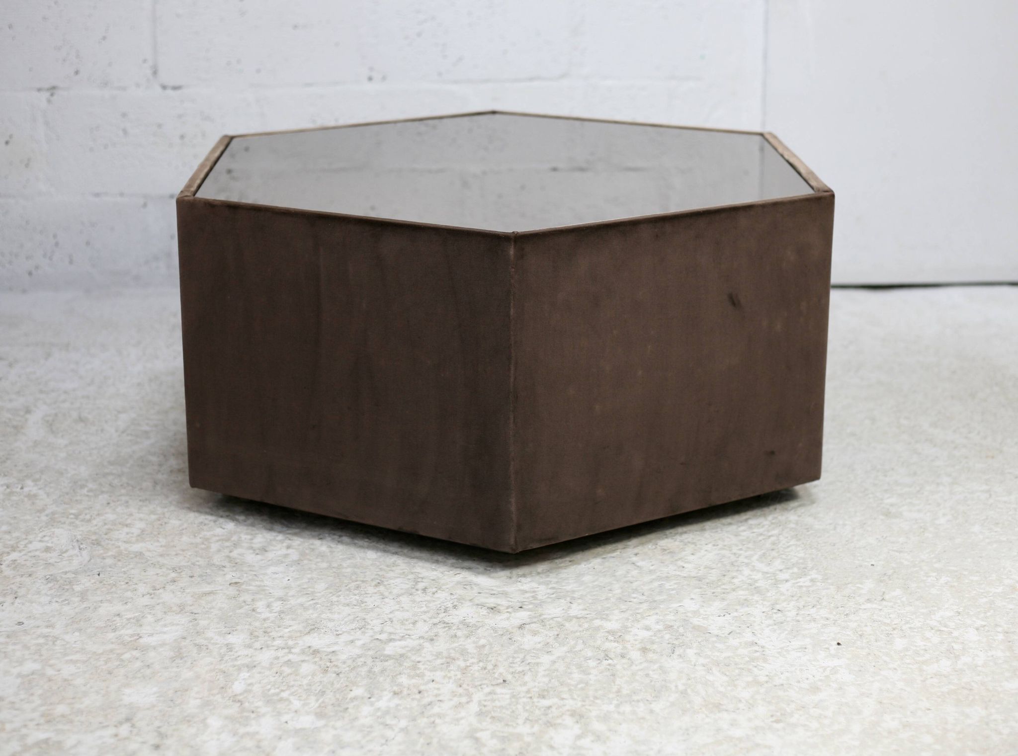 Table space age, hexagonale. Bois, velours et miroir fumé. Circa 1970
