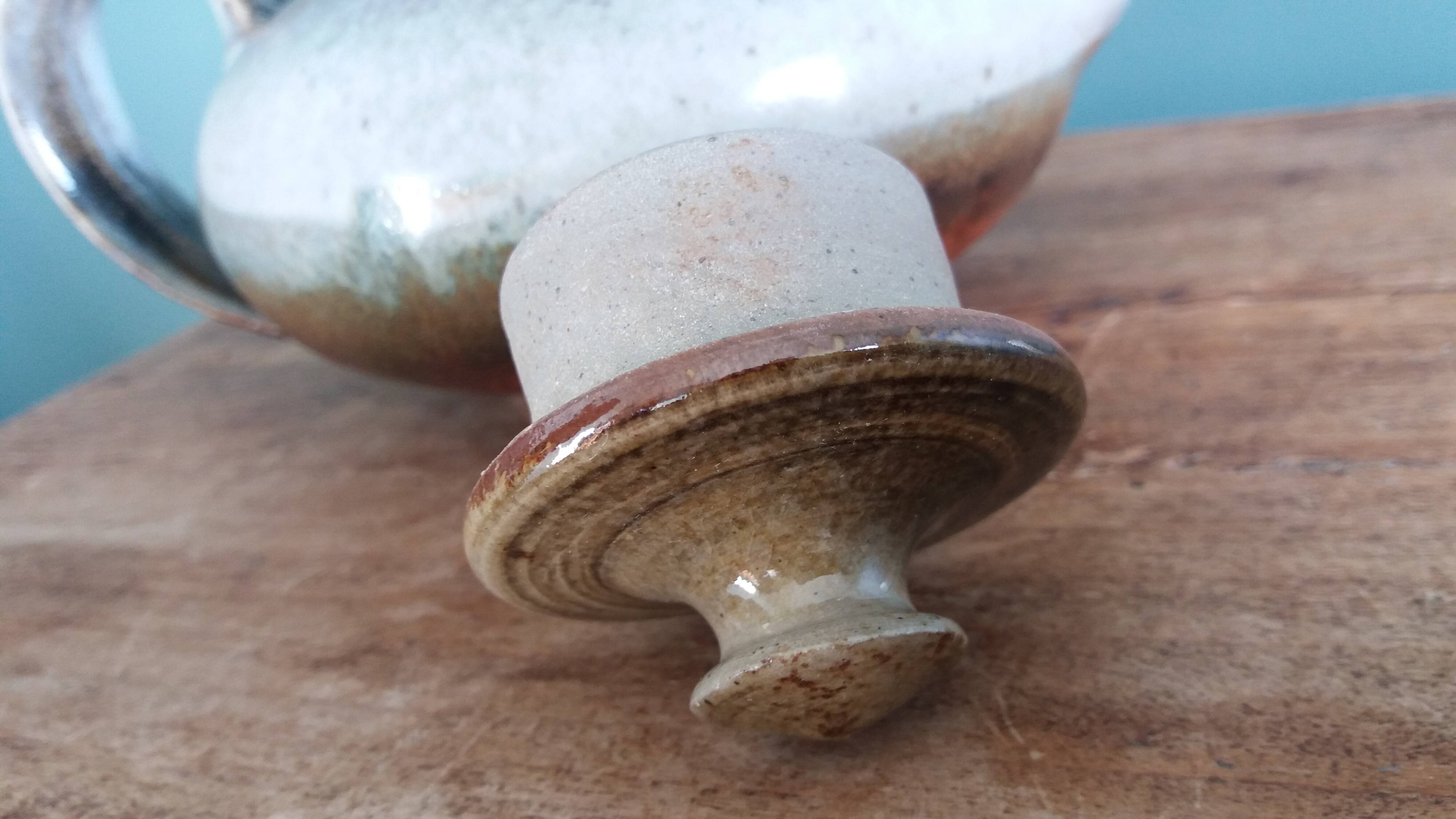 Teapot by Raymond Guibert, Lamoura, Jura, in Puisaye stoneware.