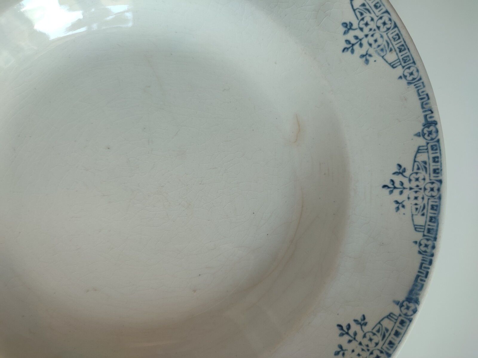 Hollow plates Earth of iron porcelain of Gien