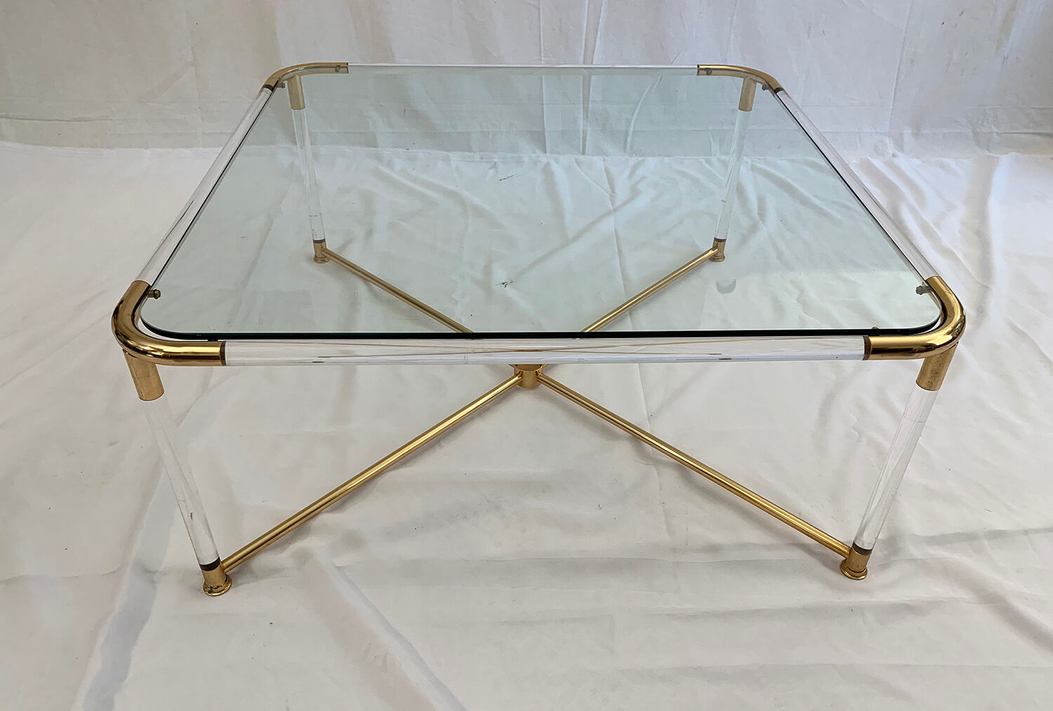 Coffee table and its 4 associated nesting tables in plexiglass and gold metal