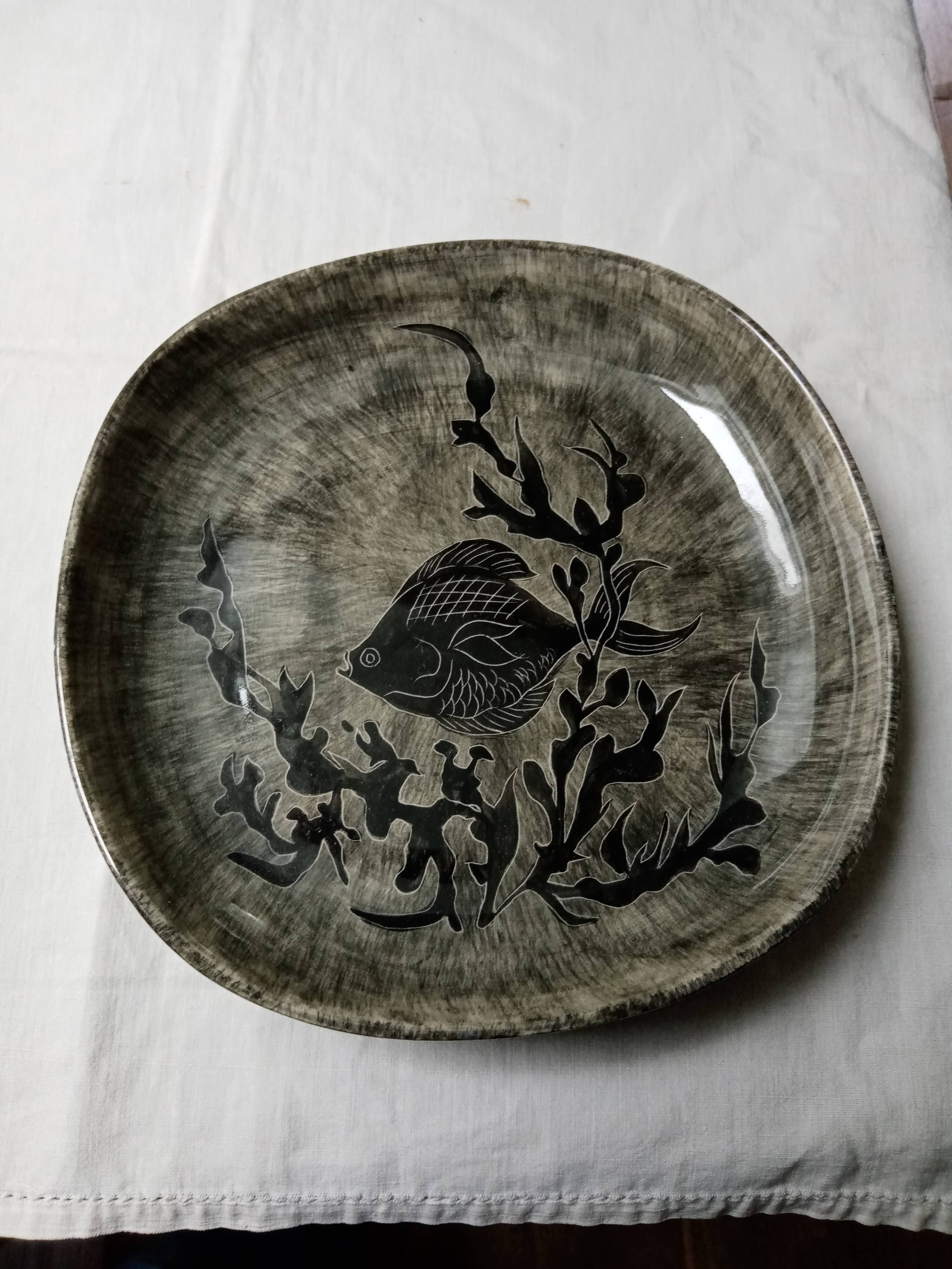 Fish decor plate by Youen Quimper