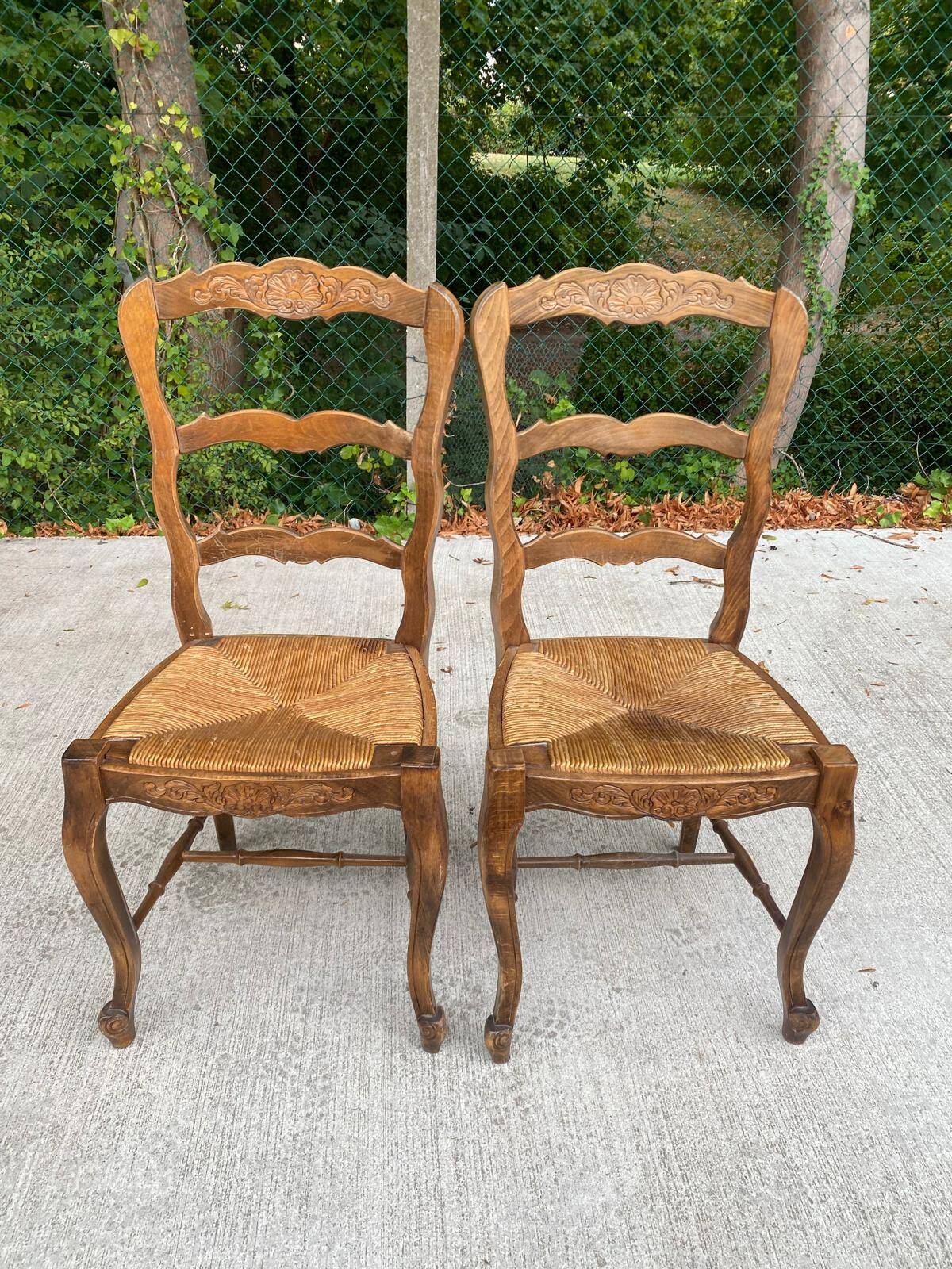 2 chaises provençales en bois sculpté et assise paille