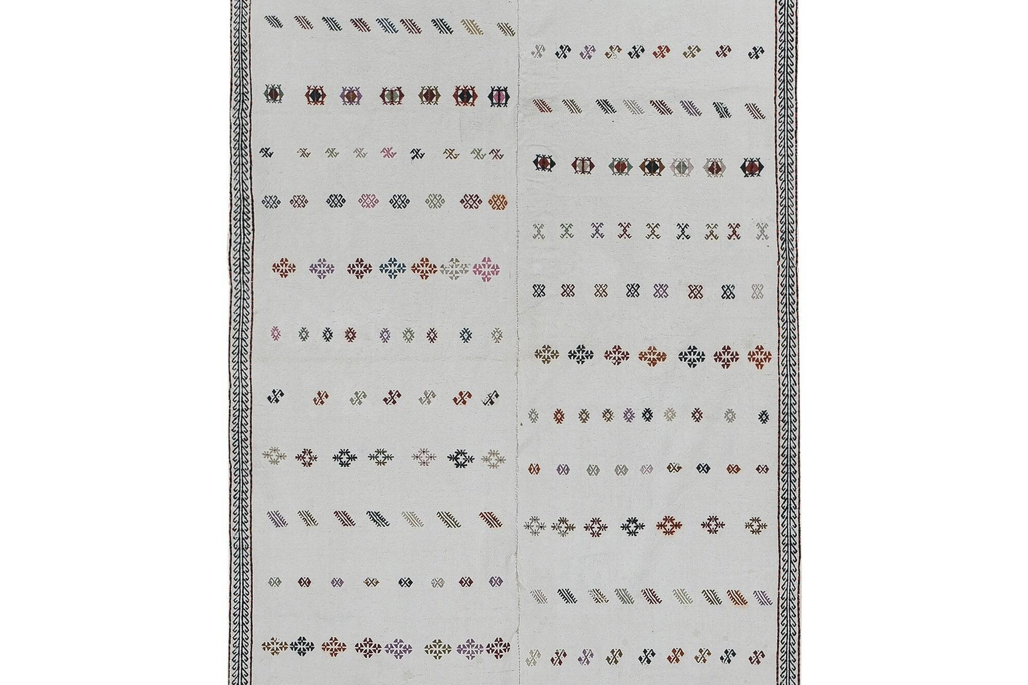 Textile brodé main vintage