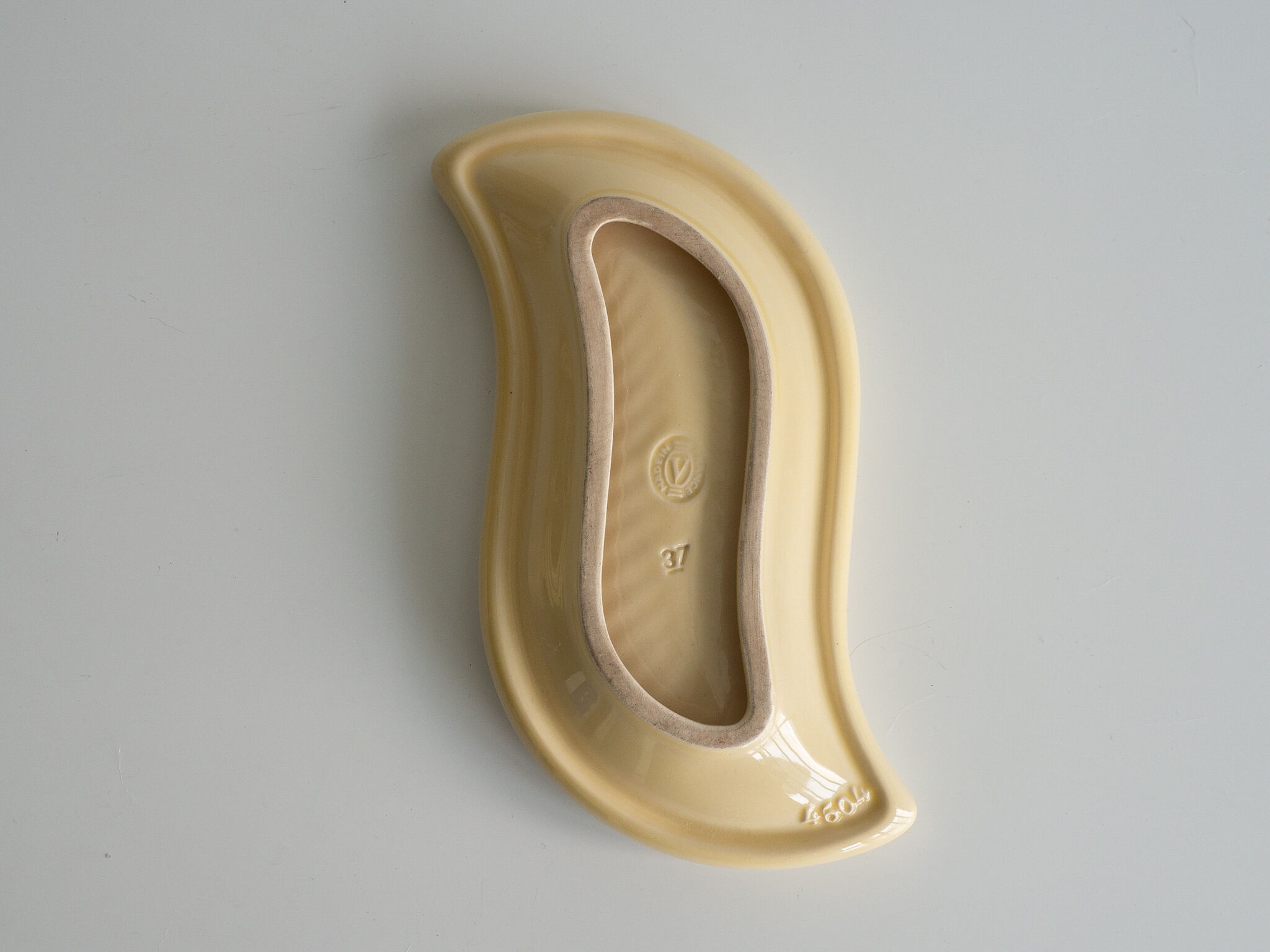 Beige and off-white ceramic ravier