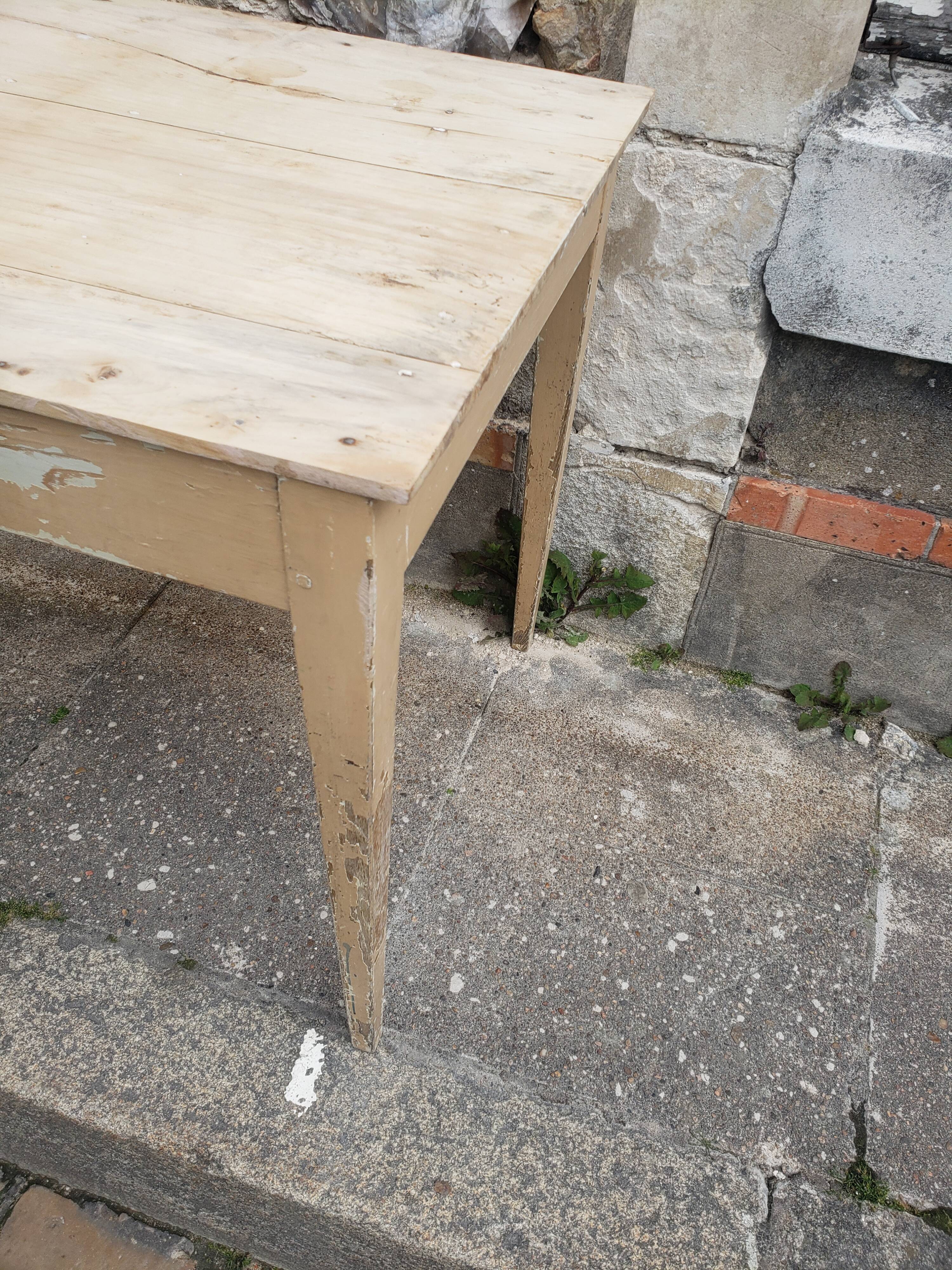 Table de ferme à tiroir