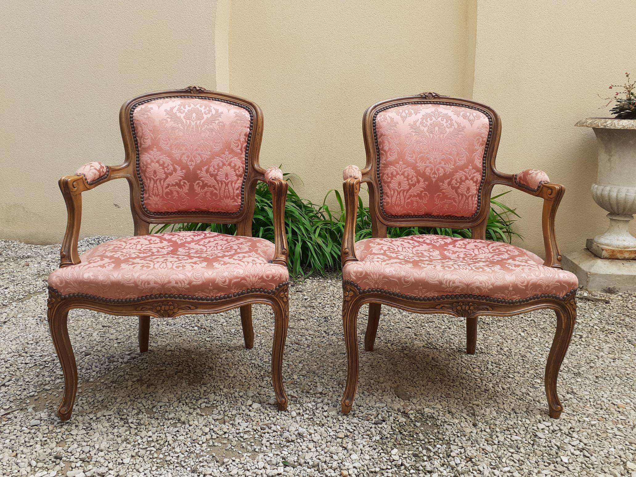 Paire de fauteuils cabriolet de style Louis XV