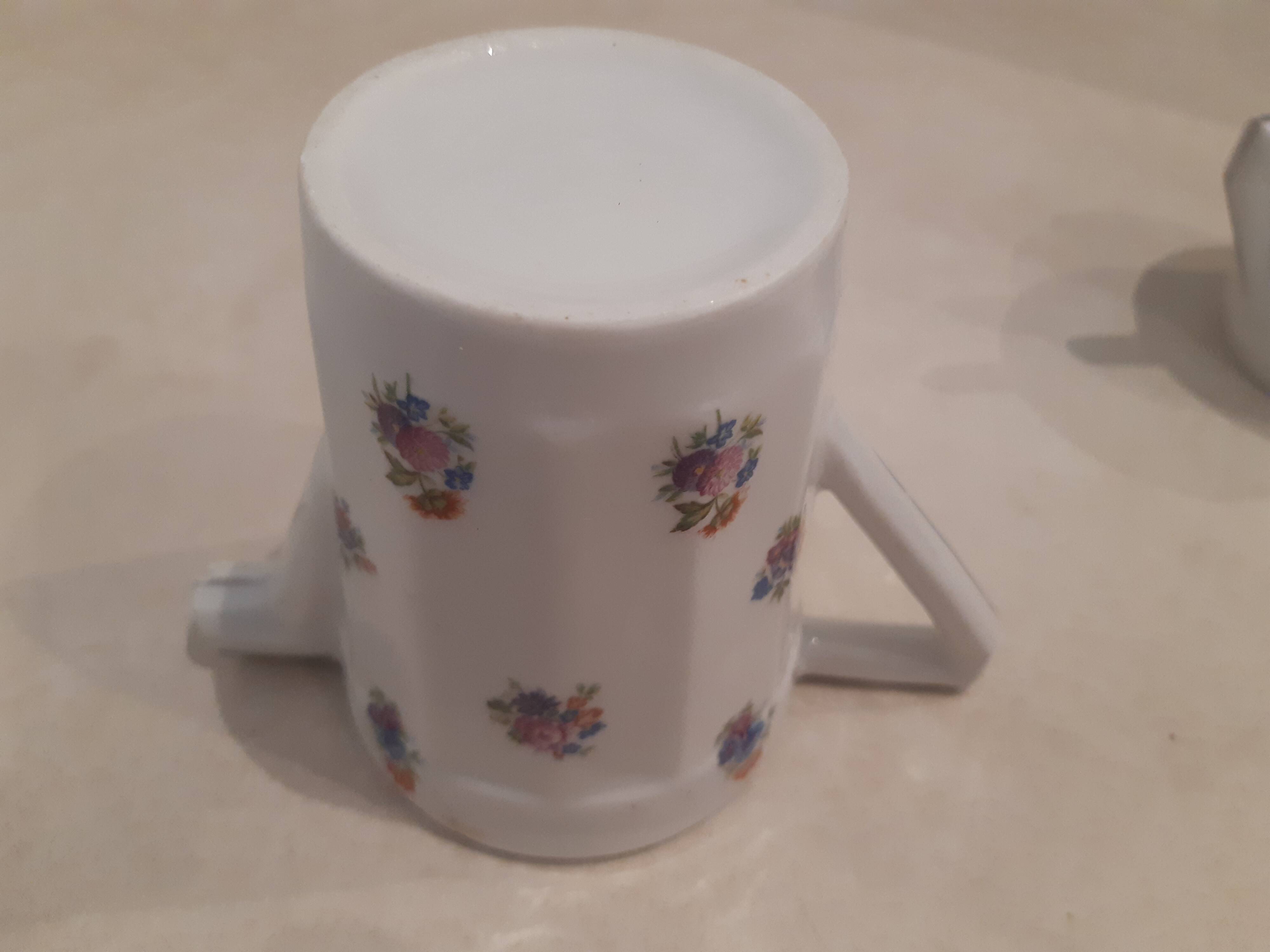 Large milk jug and sugar bowl from the 1930s, decorated with a bouquet of flowers. Silver thread.