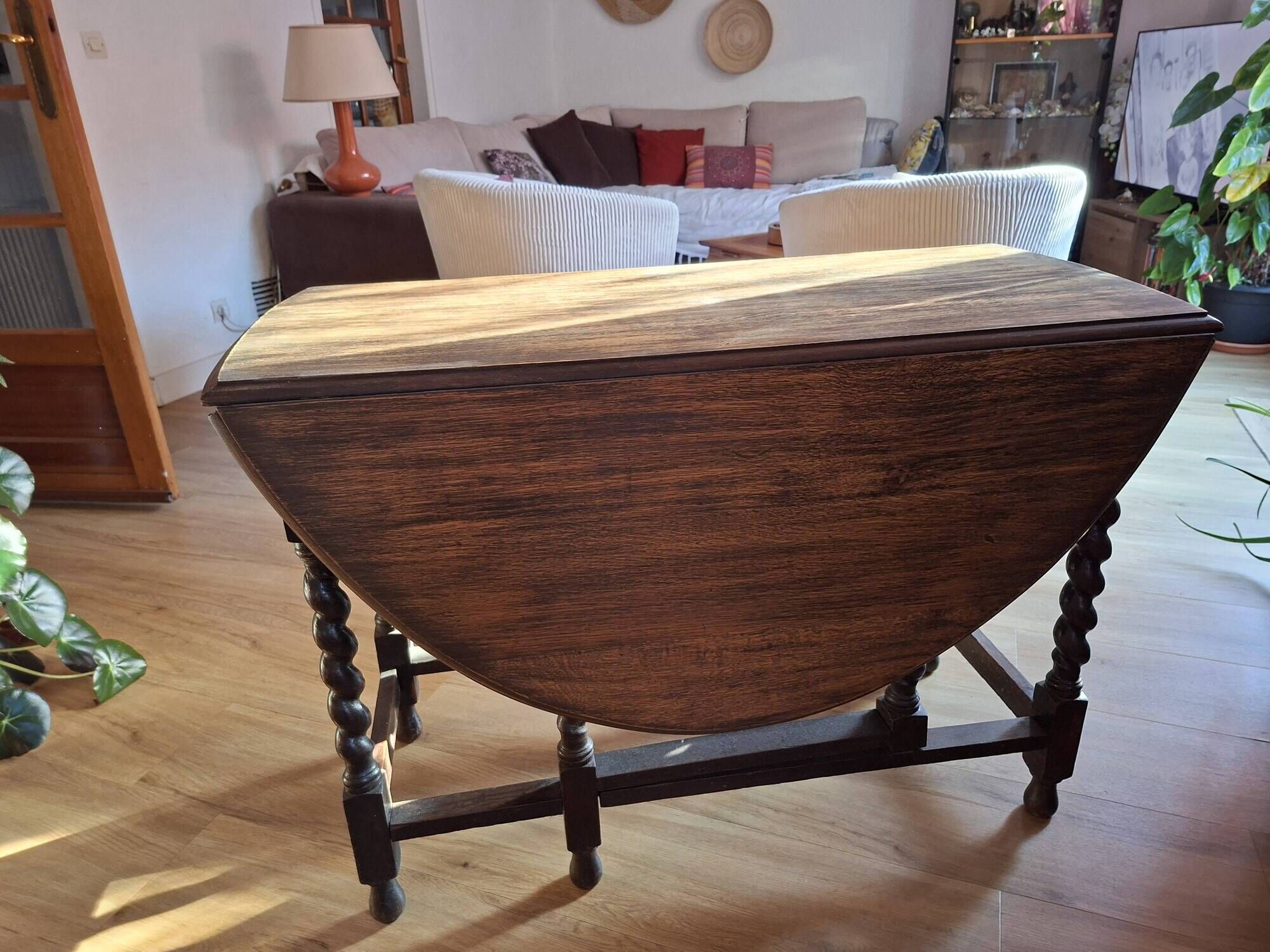 English folding table with turned legs, gateleg, in good condition, 19th century.