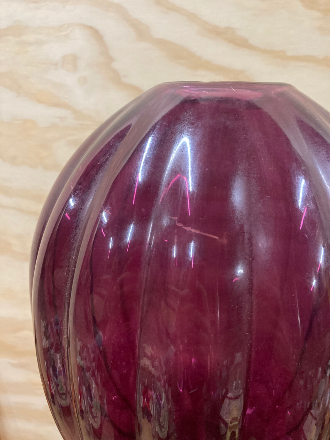 Grand vase en verre transparent violet rose