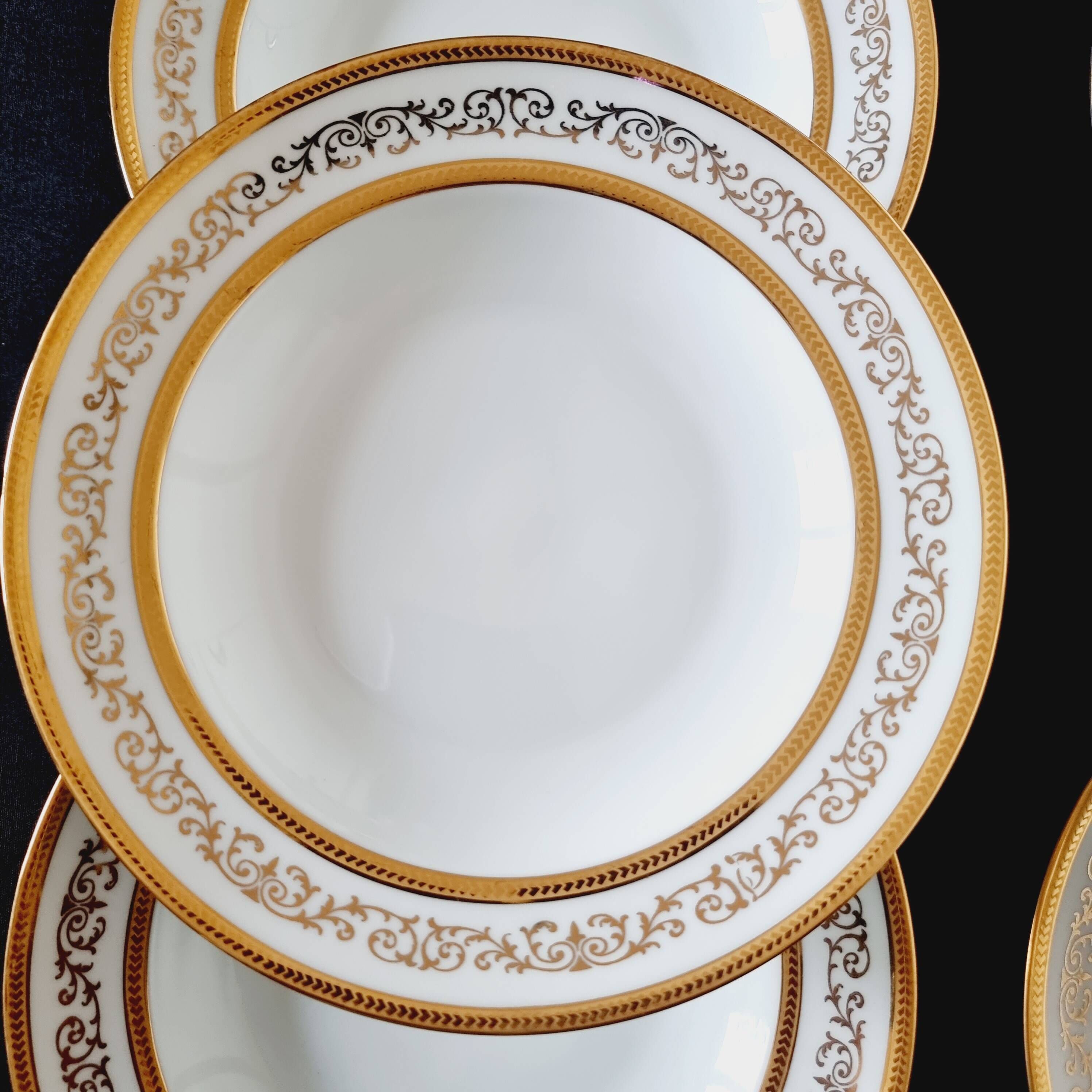 Set of 6 fine Limoges porcelain dinner plates, decorated with gold