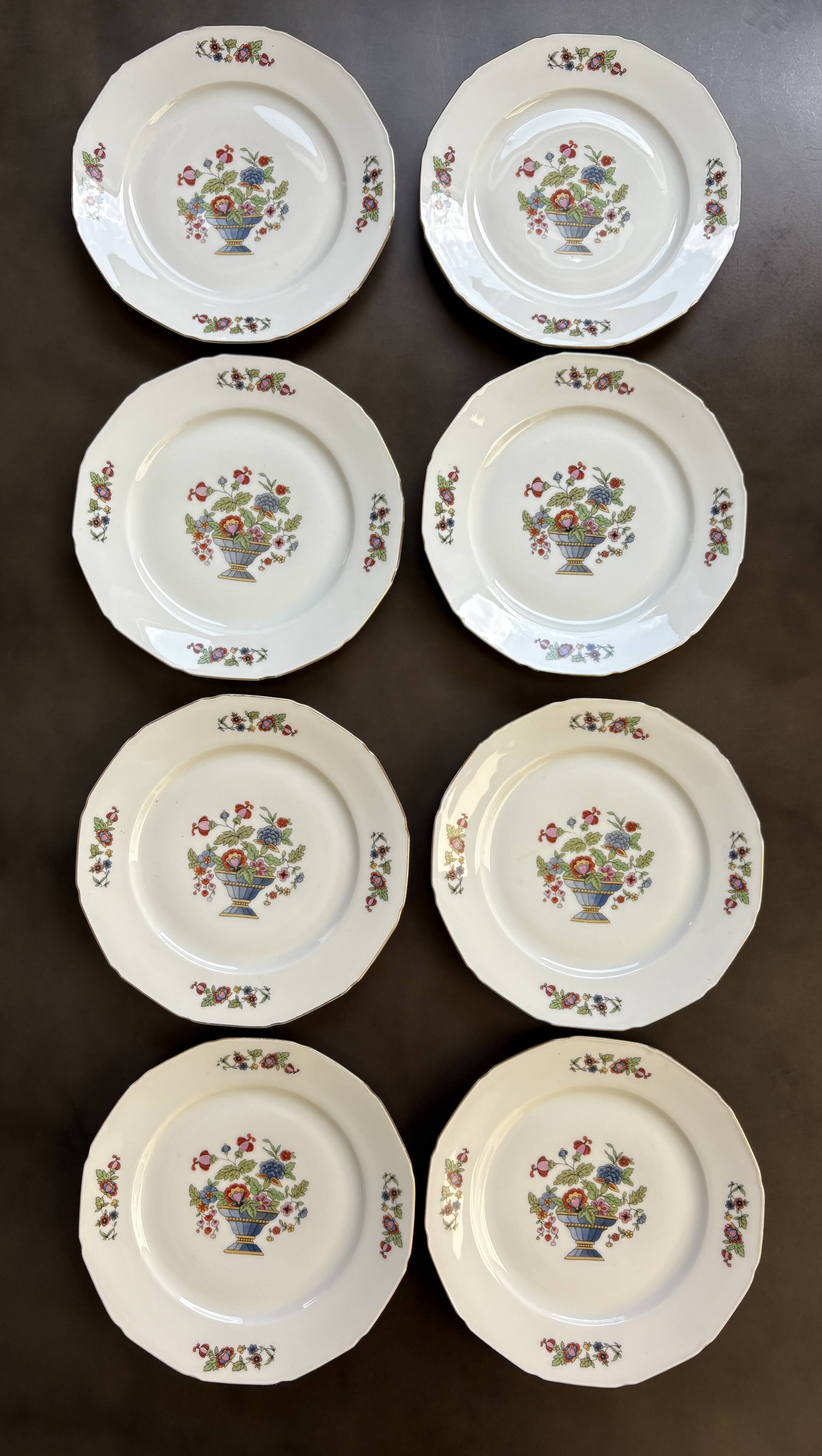 8 Anciennes assiettes à dessert