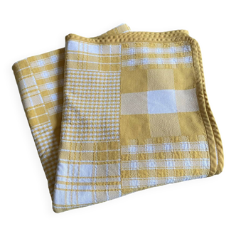Nappe vintage rectangulaire réversible en coton avec carreaux et carrés de Vichy jaunes et blancs.