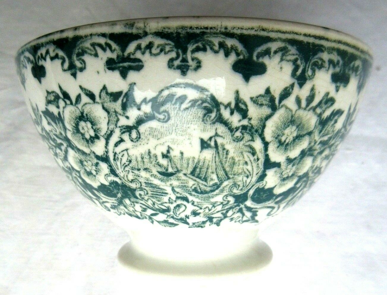 Bol ancien fleuri gris-bleu avec 2 tableaux de voiliers et Rose des vents au fond
