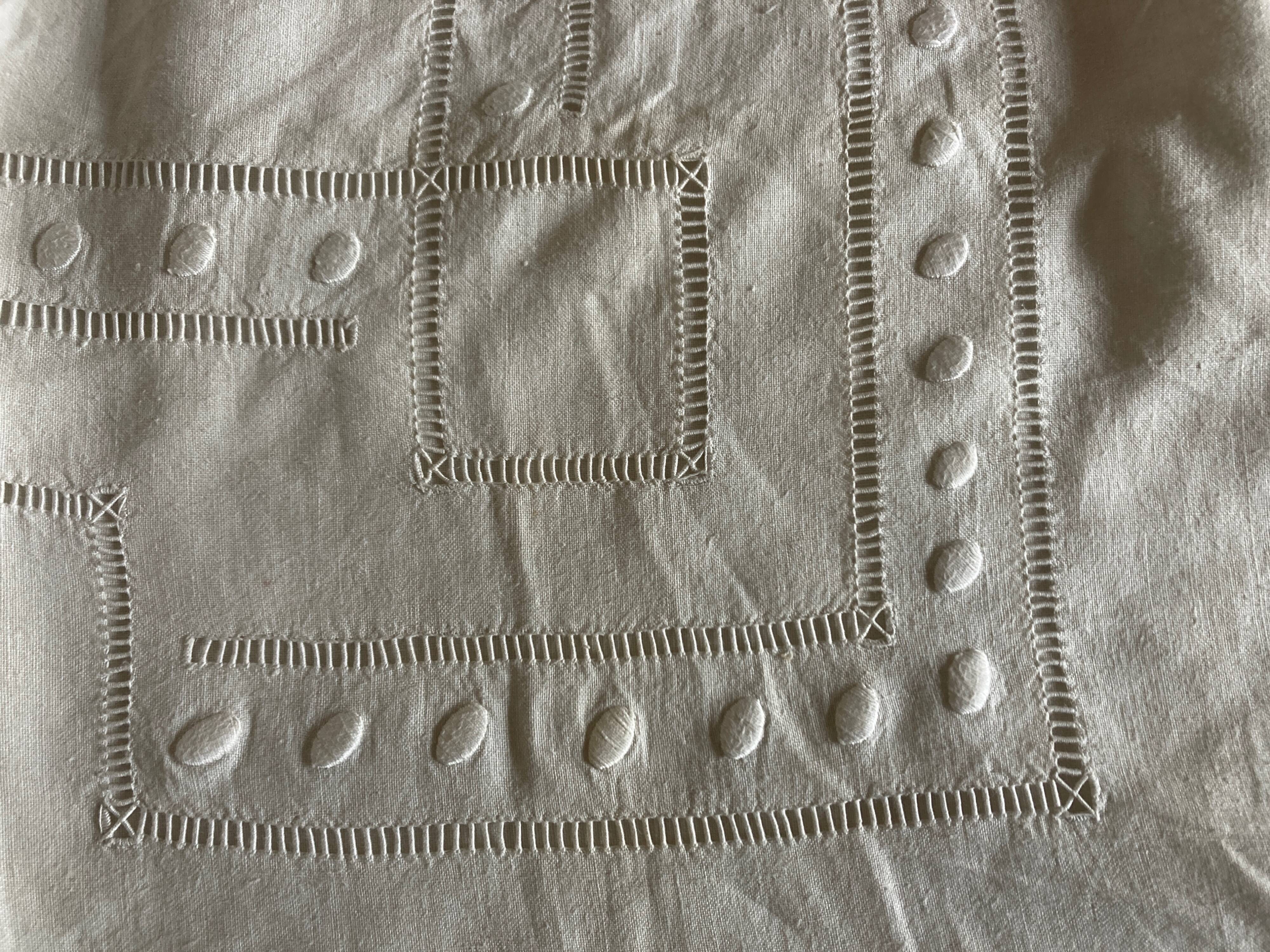 Linen cloth embroidered days and peas shuttle without monogram 1960