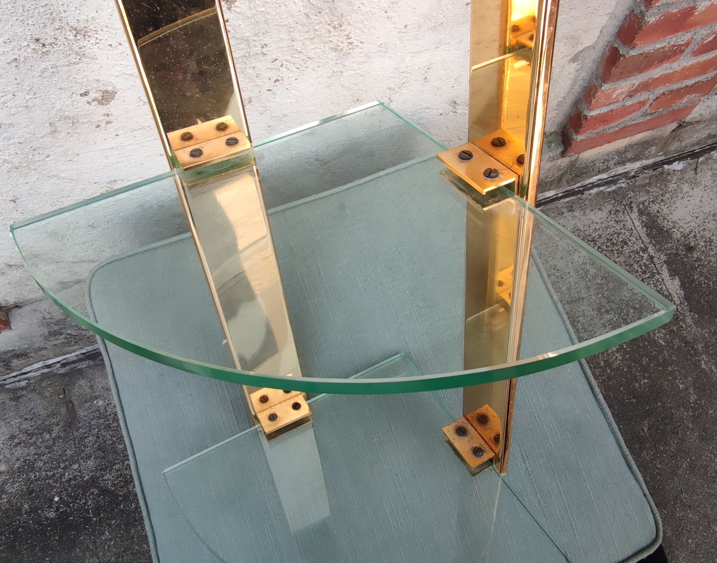 Wall shelf in gilded metal and glass/1980s