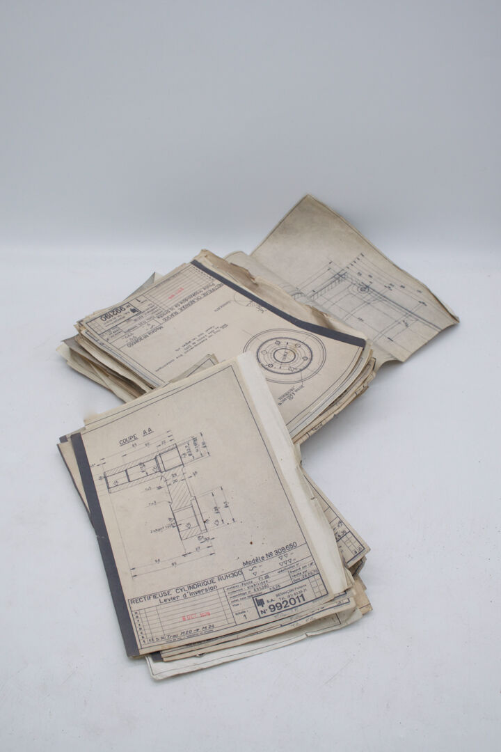 Lot de trente-huit moules chocolatier / patissier 1930