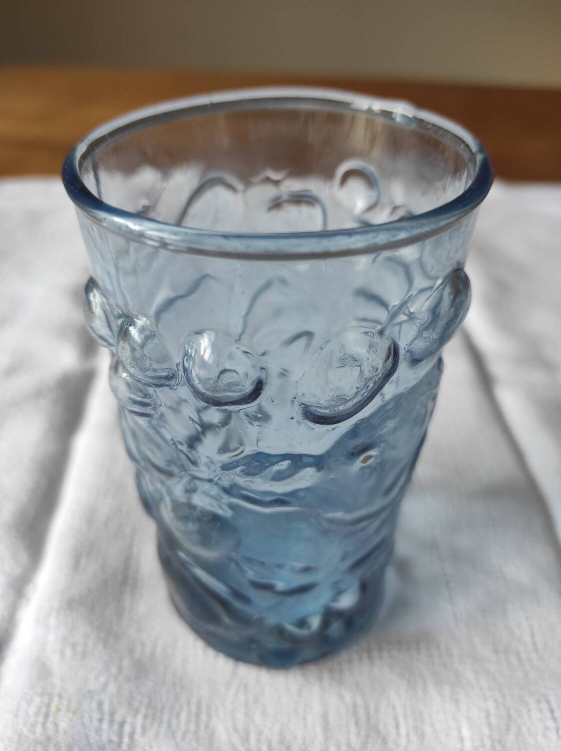 Verre bleu avec décor en relief de fruits