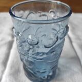 Verre bleu avec décor en relief de fruits