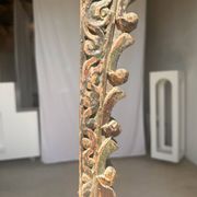 Indonesian construction element in carved wood with intertwined plant motifs mounted on a base (fri