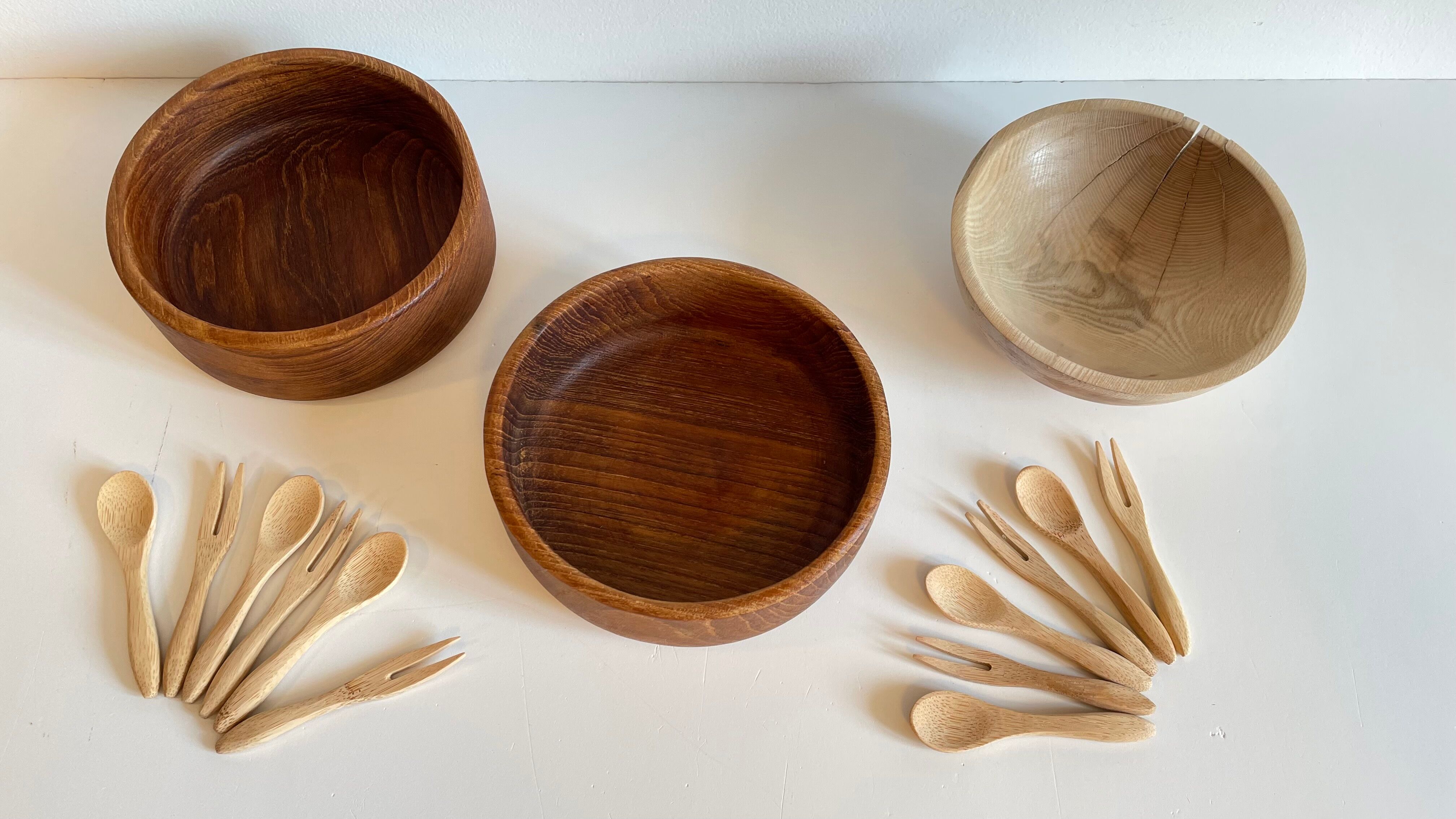 3 wooden bowls and 12 mini cutlery at apéro
