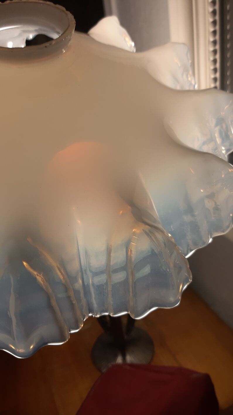 Opaline suspension opalescent glass