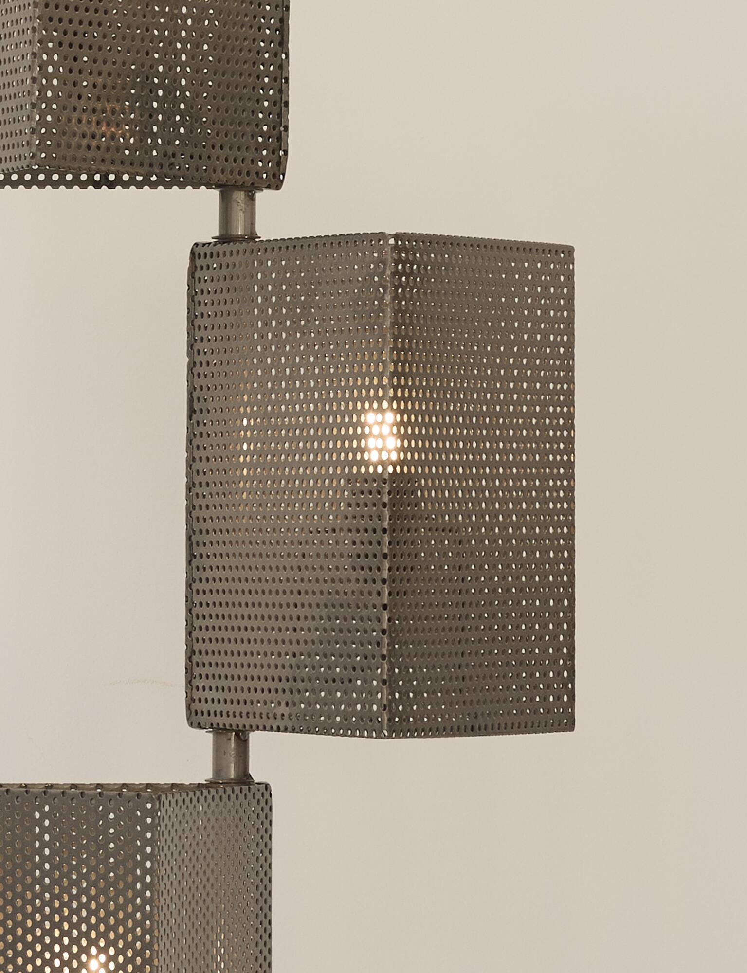 Lampadaire 5 feux mobiles Moderniste en métal perforé Circa 1980