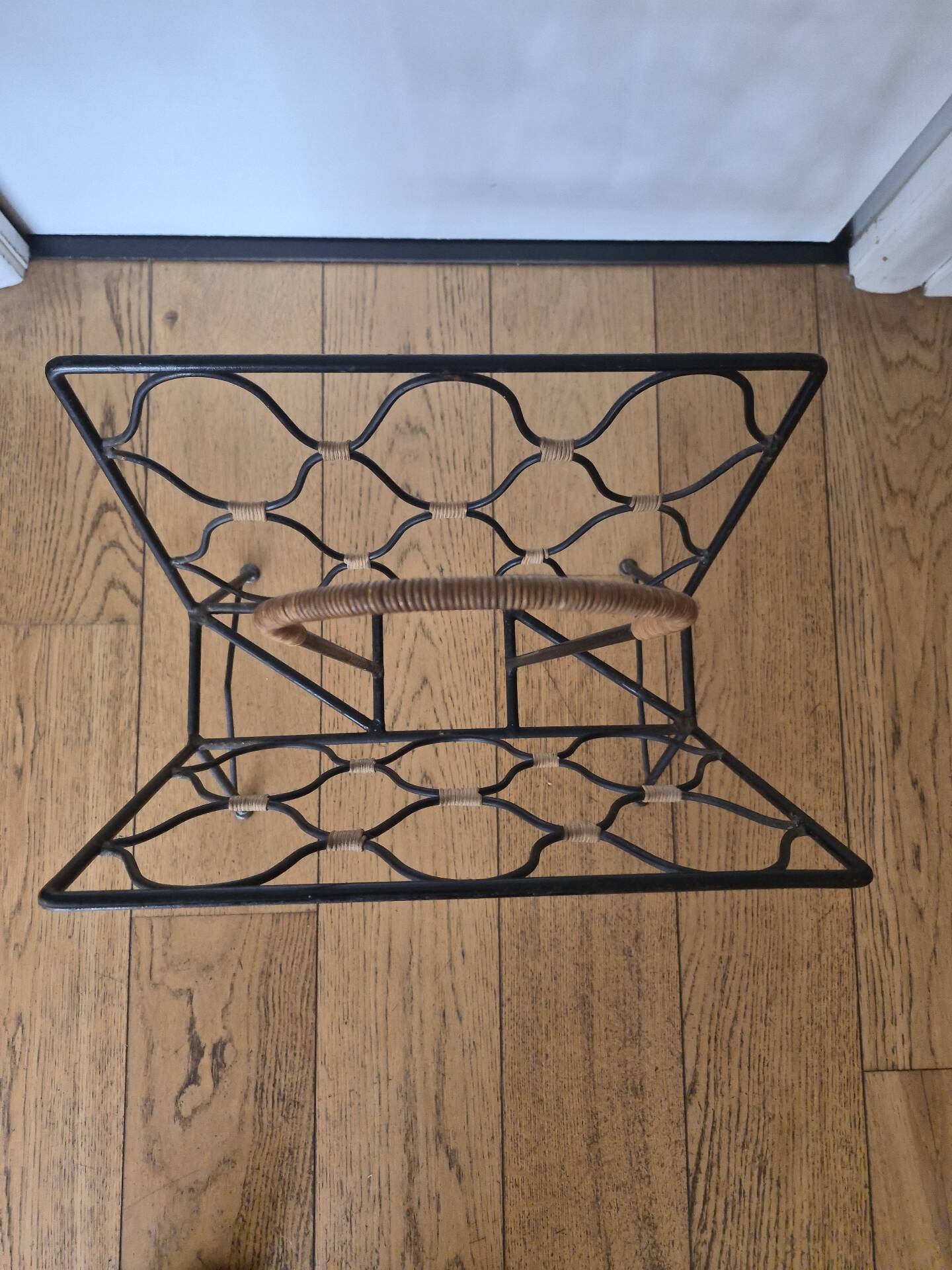 Porte revue fer forgé et rotin design attribué à Jacques Adnet