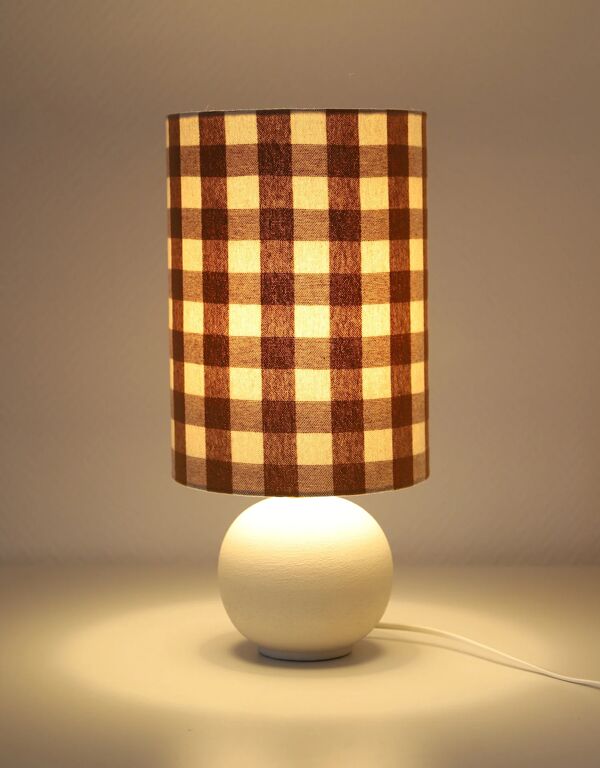 Lampe vintage recyclée — Céramique blanc cassé et abat-jour Vichy Camel