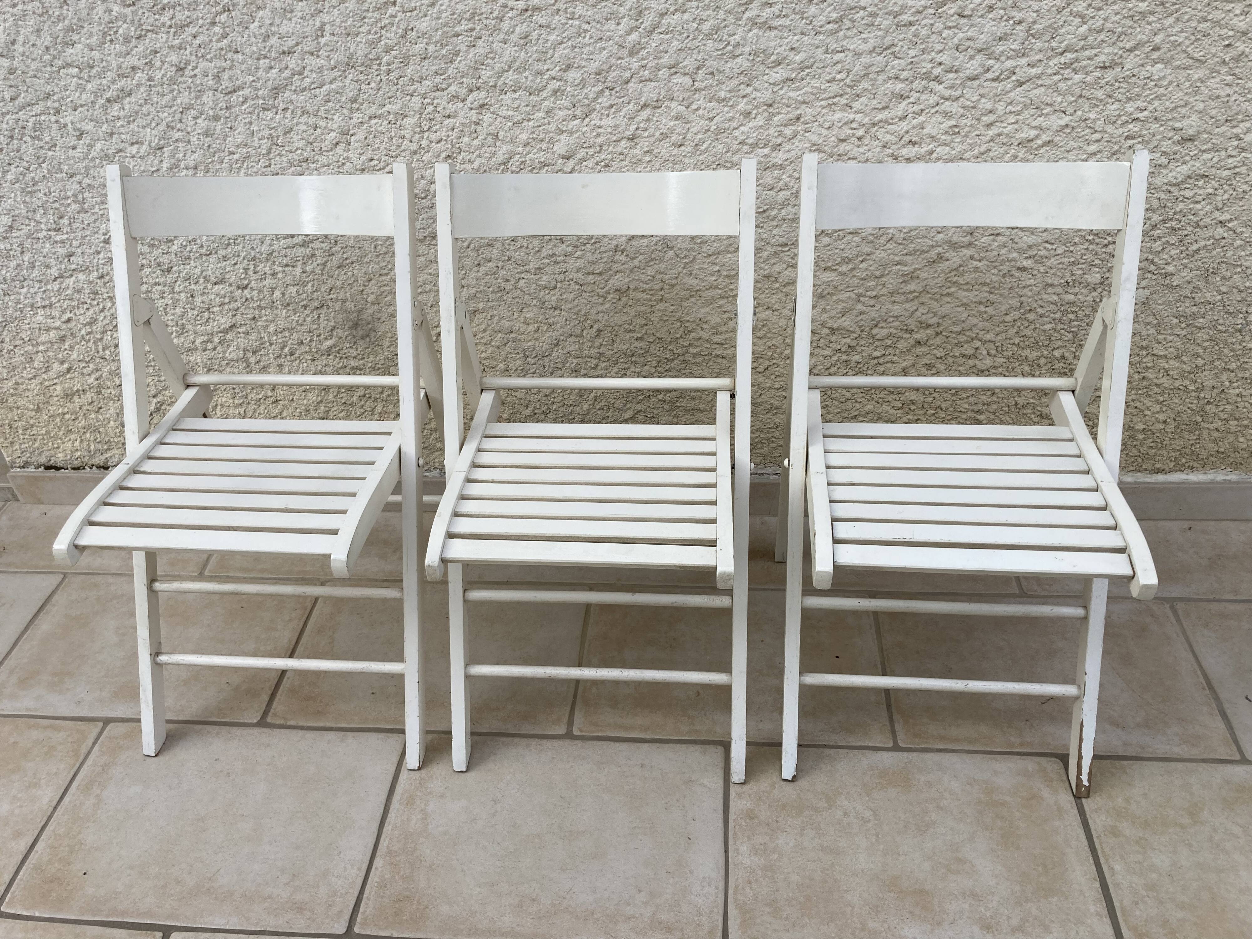 3 chaises pliantes en bois peint en blanc
