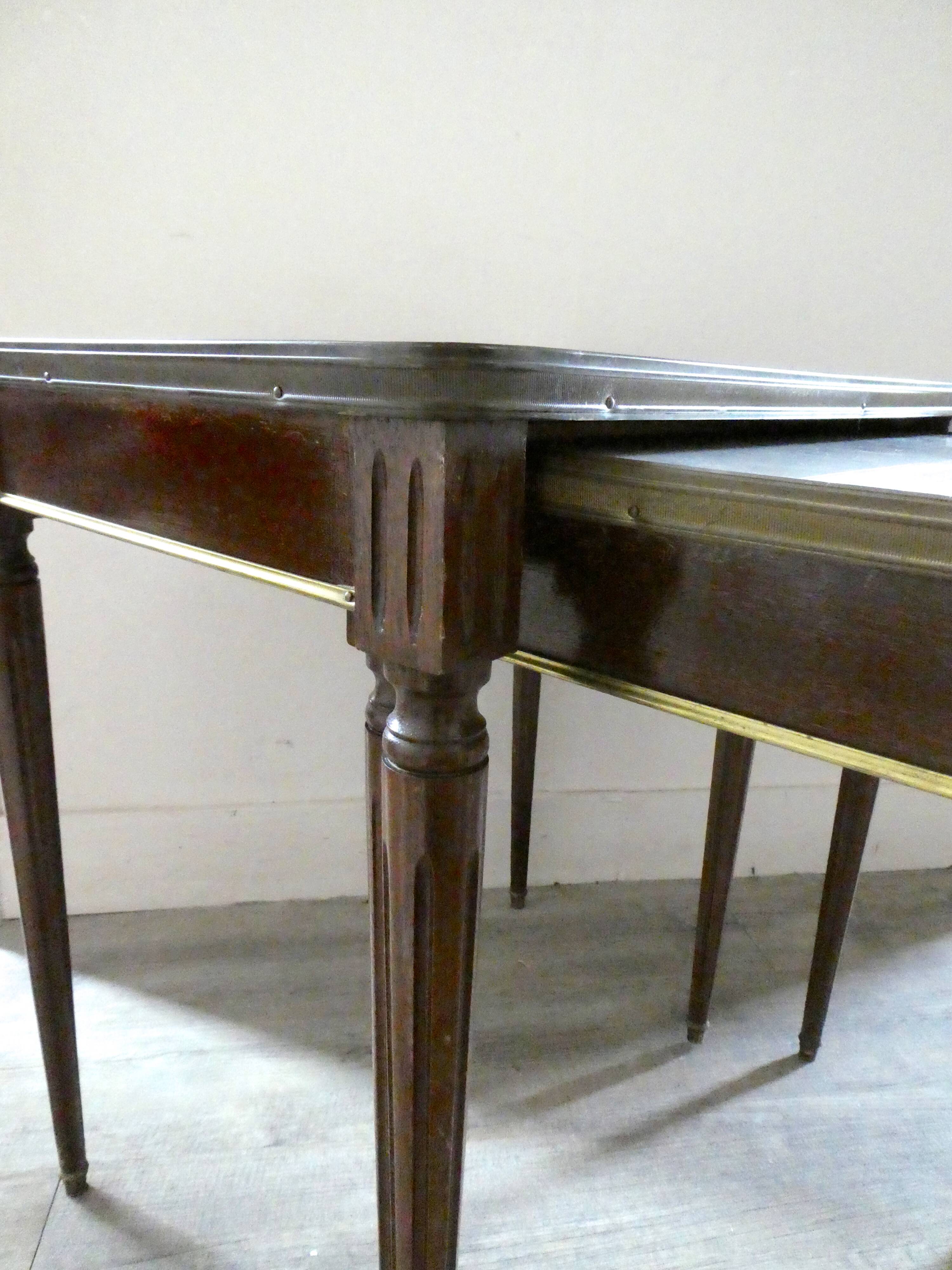 Nesting tables in dark wood and white marble