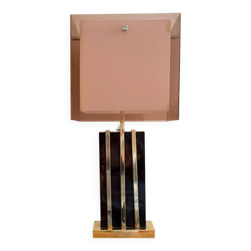 Lampe avec structure en laiton chromé et abat-jour en méthacrylate conçue par Romeo.