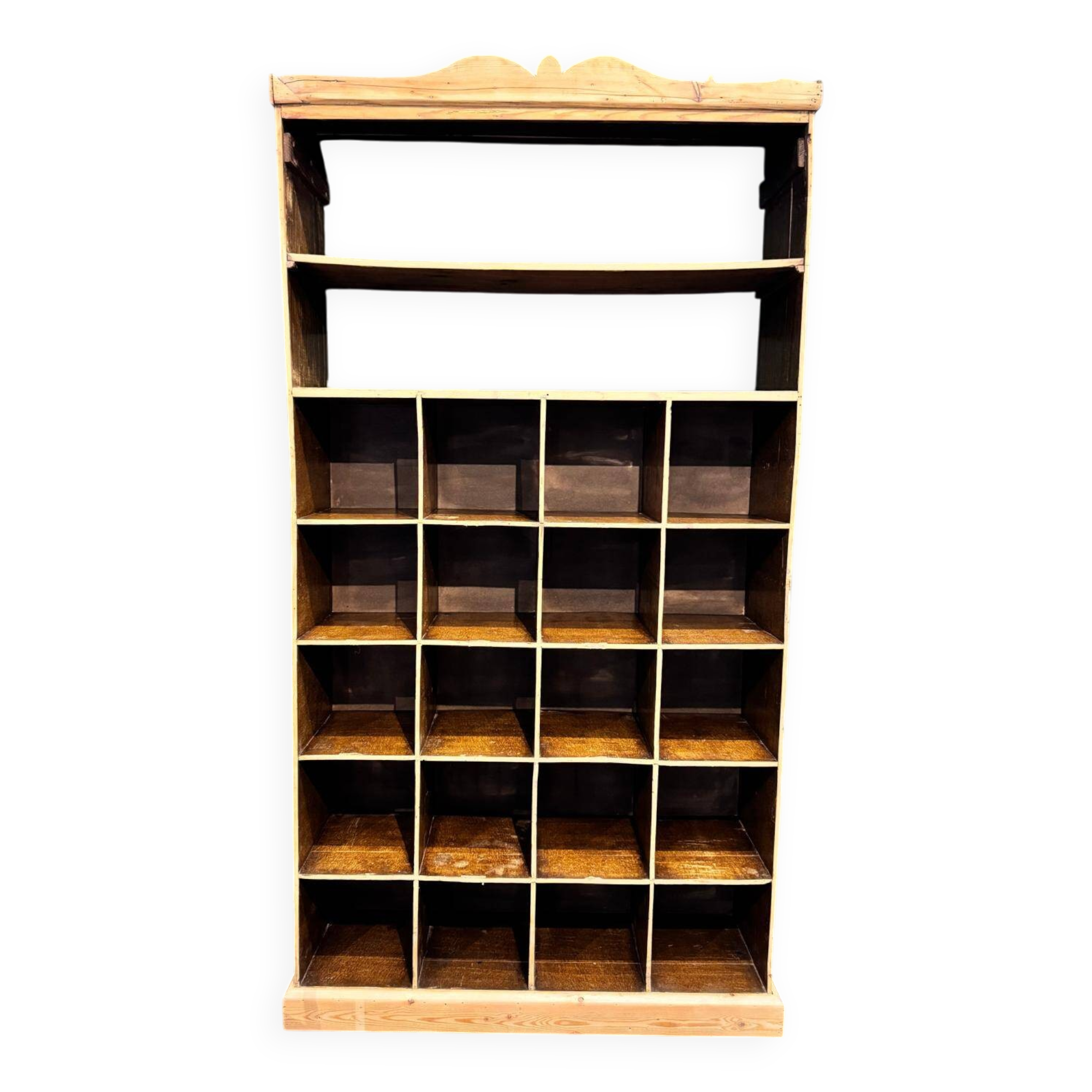 Ancien meuble de métier avec casiers