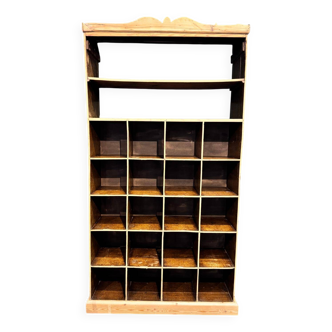 Ancien meuble de métier avec casiers