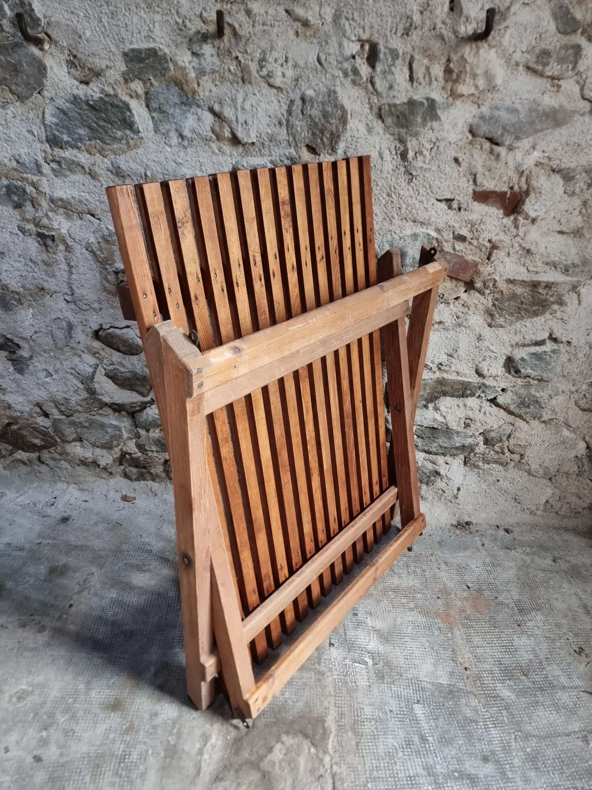 Vintage folding garden table in pine, mid-20th century.