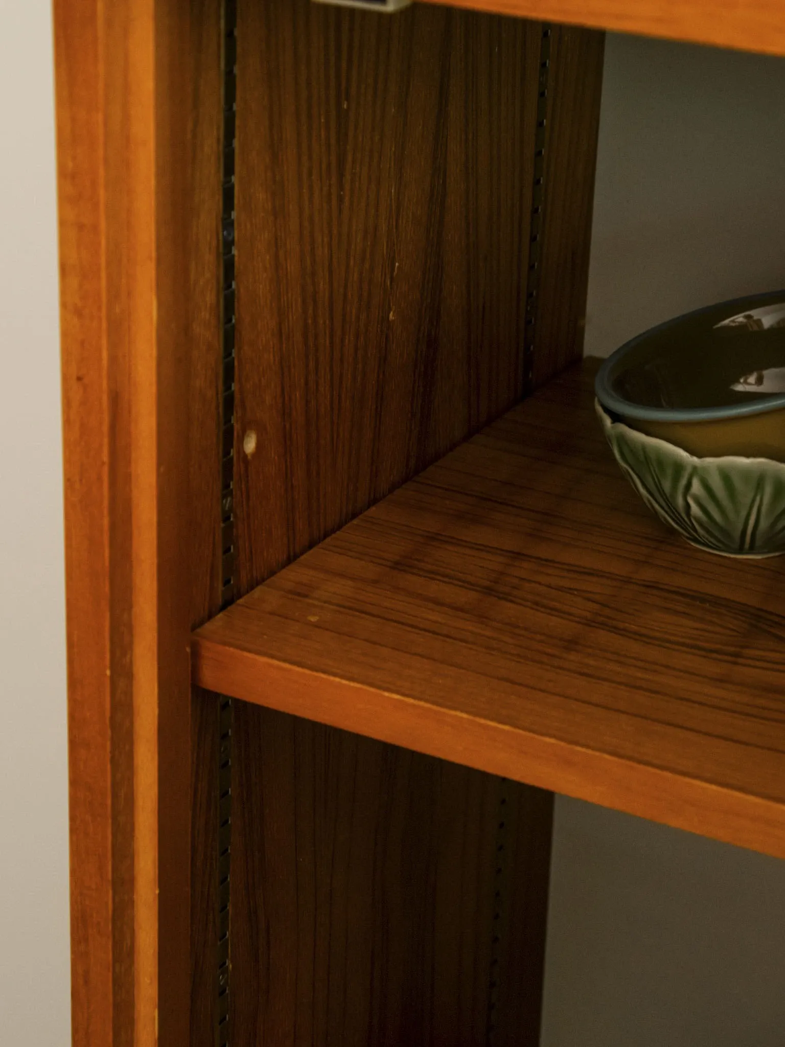 Bibliothèque vitrine scandinave pieds chromés vintage