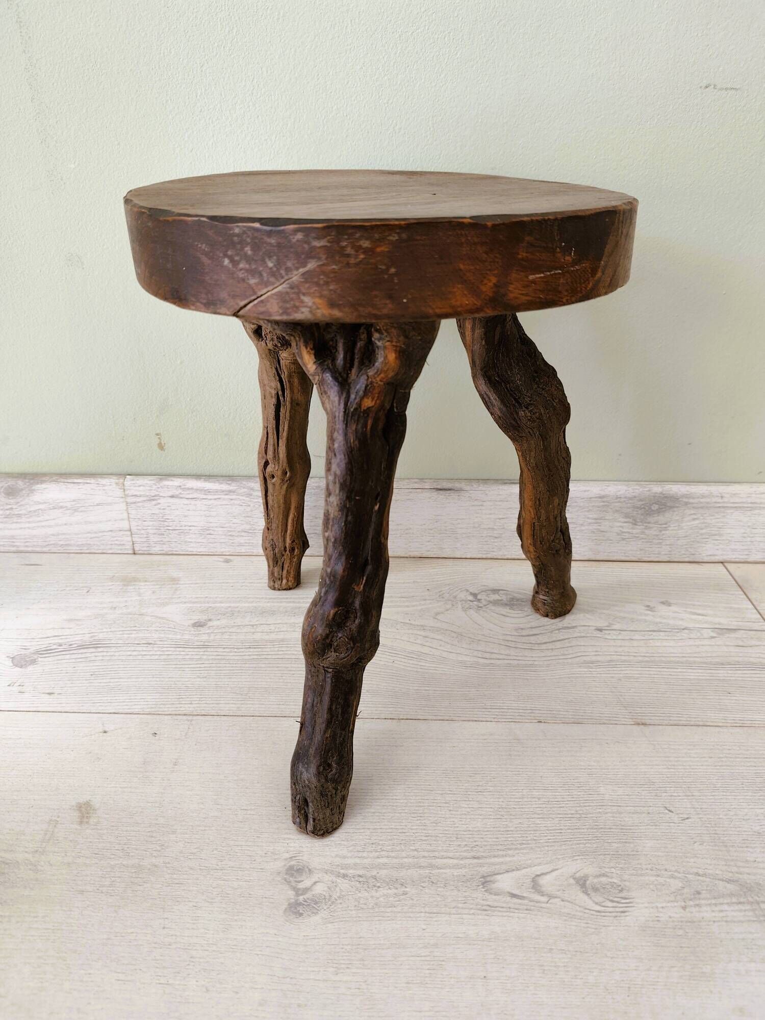 Tabouret brutaliste en ceps de vigne