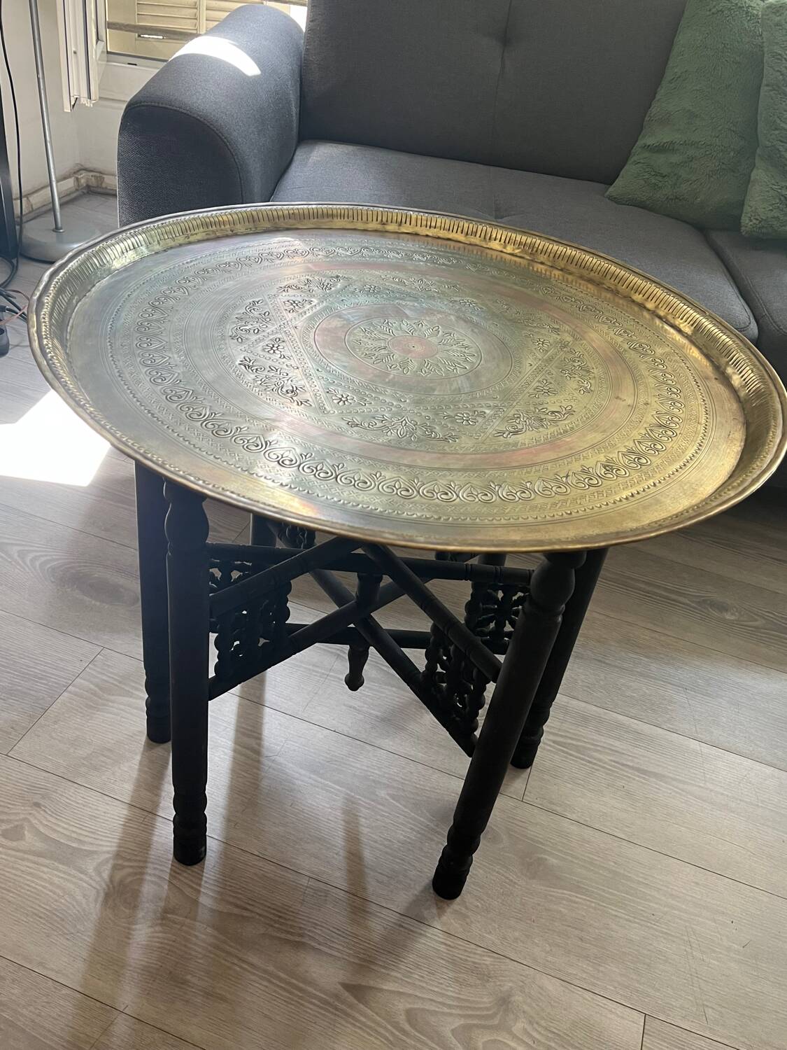 Table basse marocaine en laiton gravé et bois sculpté