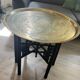 Table basse marocaine en laiton gravé et bois sculpté