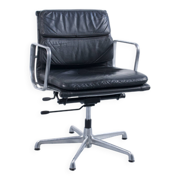 FAUTEUIL SOFT PAD EA 217 EAMES CUIR NOIR HERMAN MILLER ÉDITEUR ICF ANNÉES 7