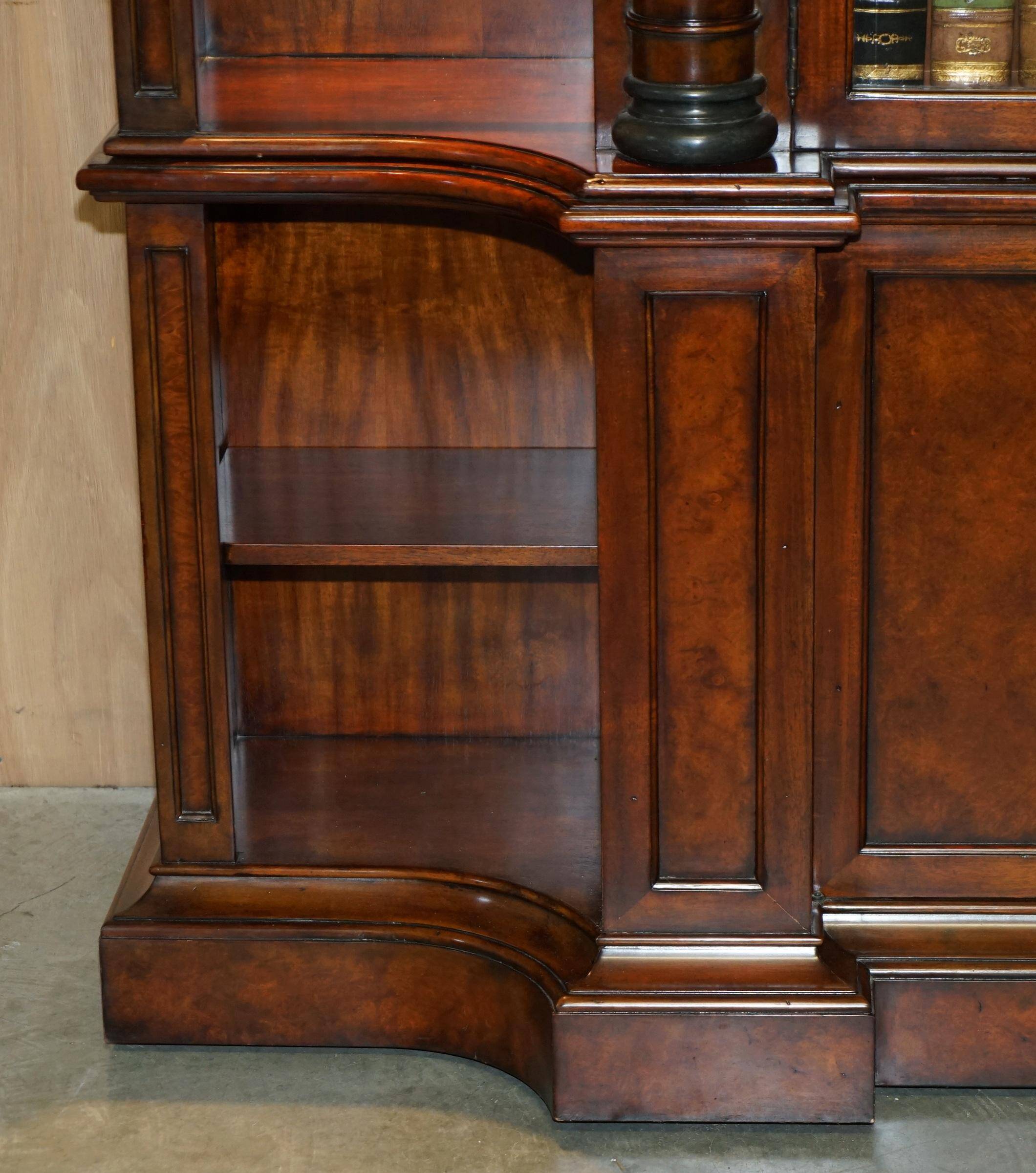 Bibliothèque Theodore Alexander en faux livres en laurier burl