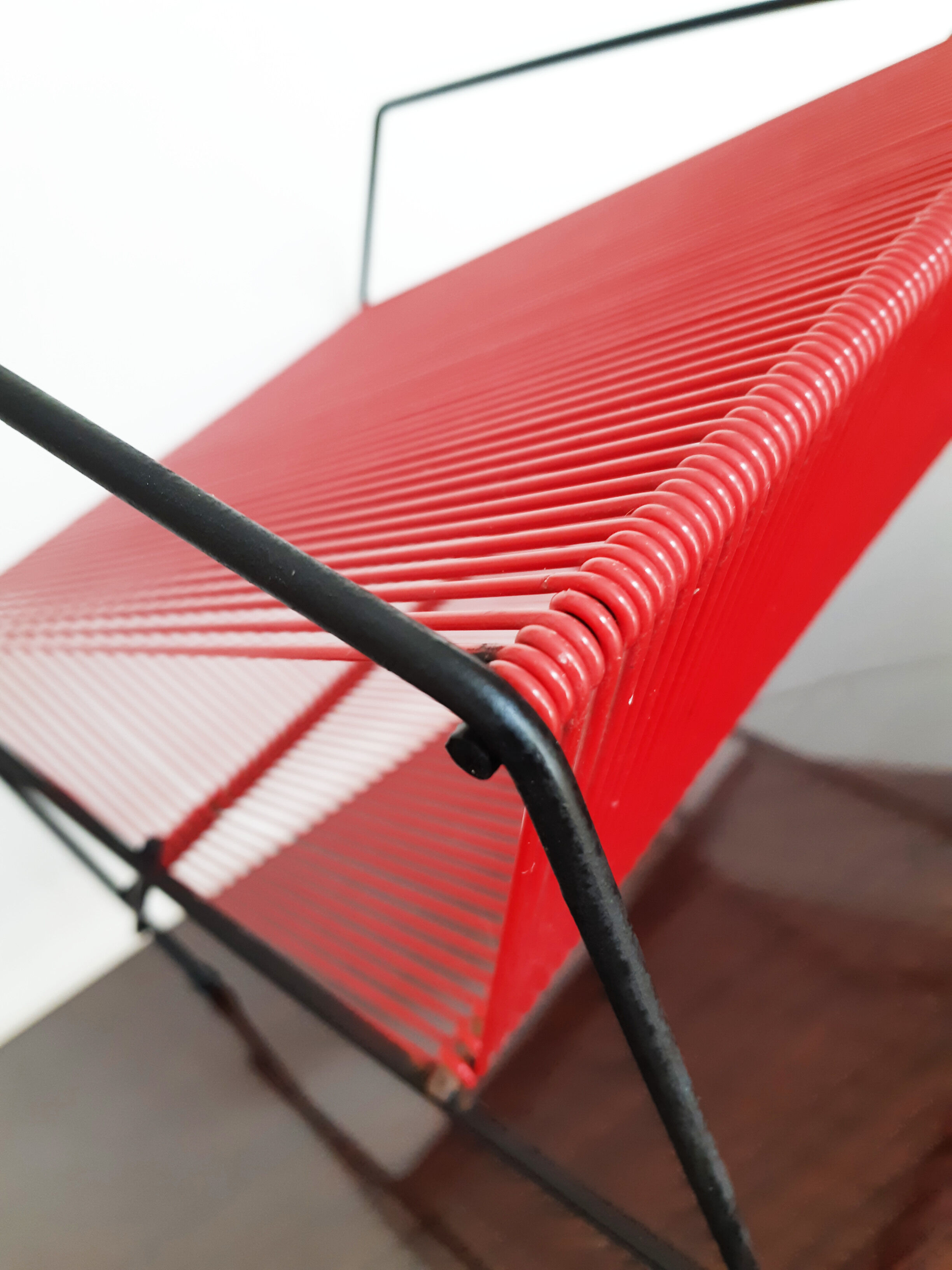 Vinyl record holder, vintage, metal and red scoubidou , rak 50s