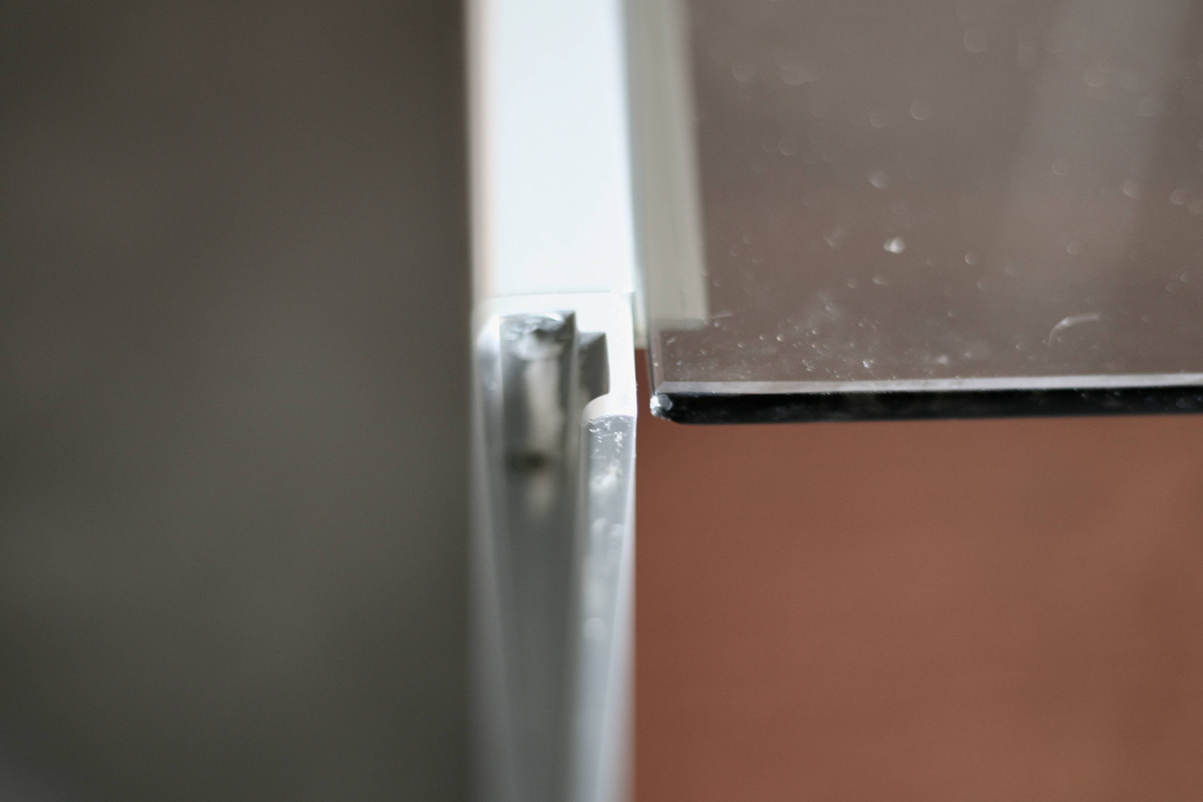 Table basse bois, aluminium et verre fumé. circa 1970